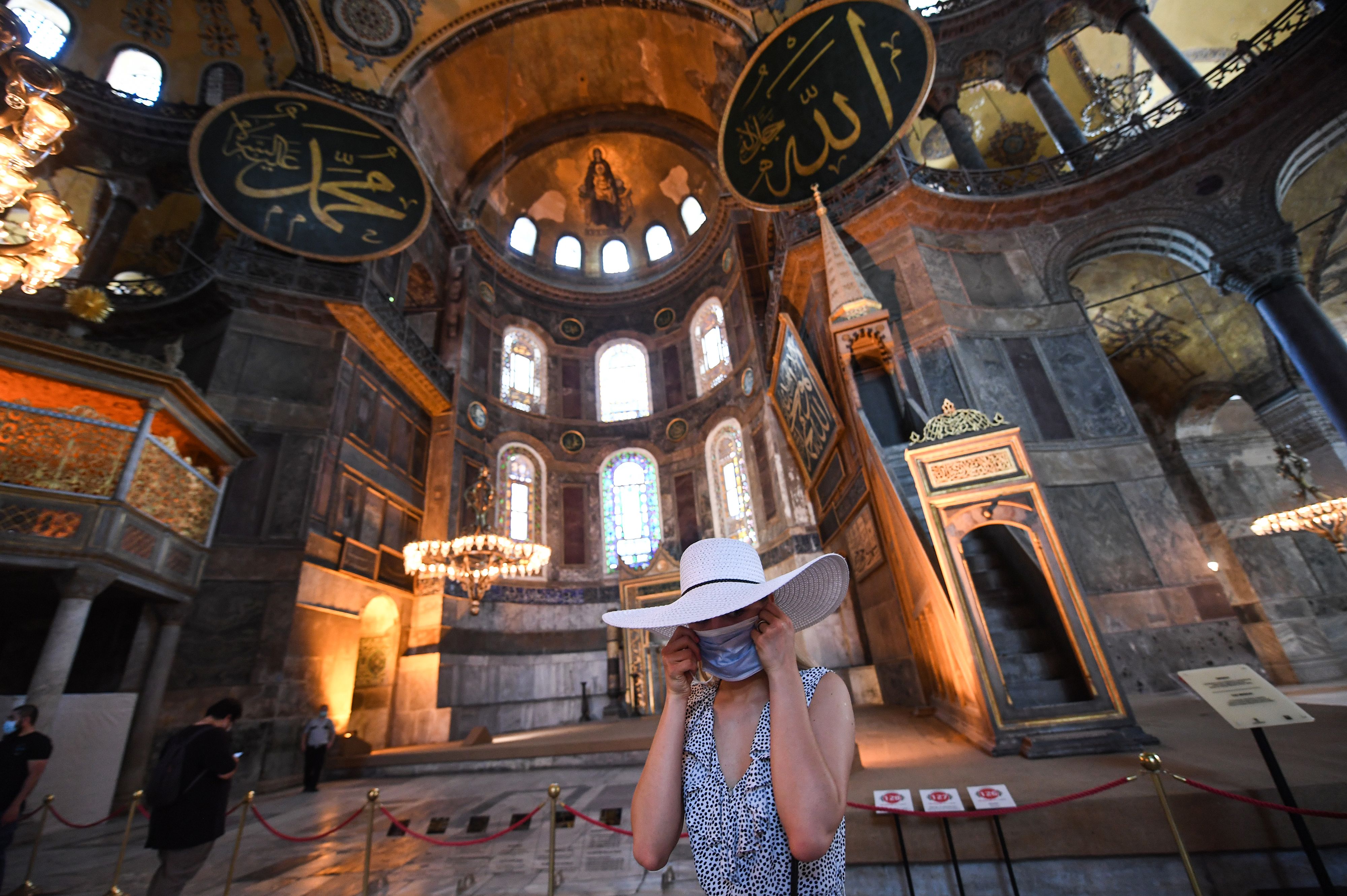 Seorang turis berpose di dalam Hagia Sophia.