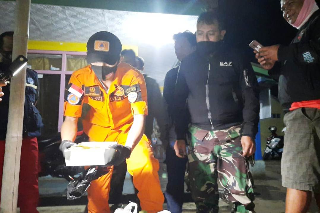 Petugas BPBD, TNI dan Polri mengamankan nasi kotak berada di KampungGunung Ranji, Kelurahan Karsamenak, Kecamatan Kawalu, Kota Tasikmalaya.