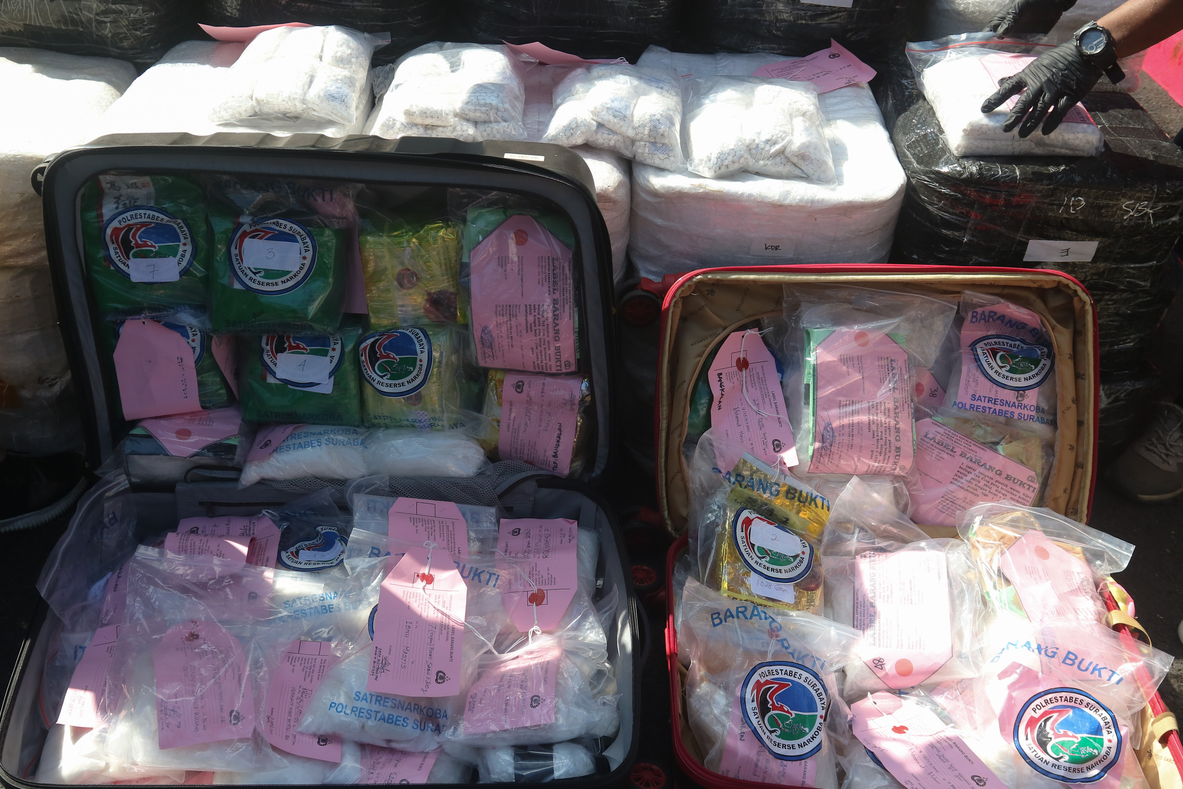 Ilustrasi: Polisi menata barang bukti narkotika sebelum dimusnahkan di Polrestabes Surabaya, Jawa Timur, Kamis (18/6/2020).