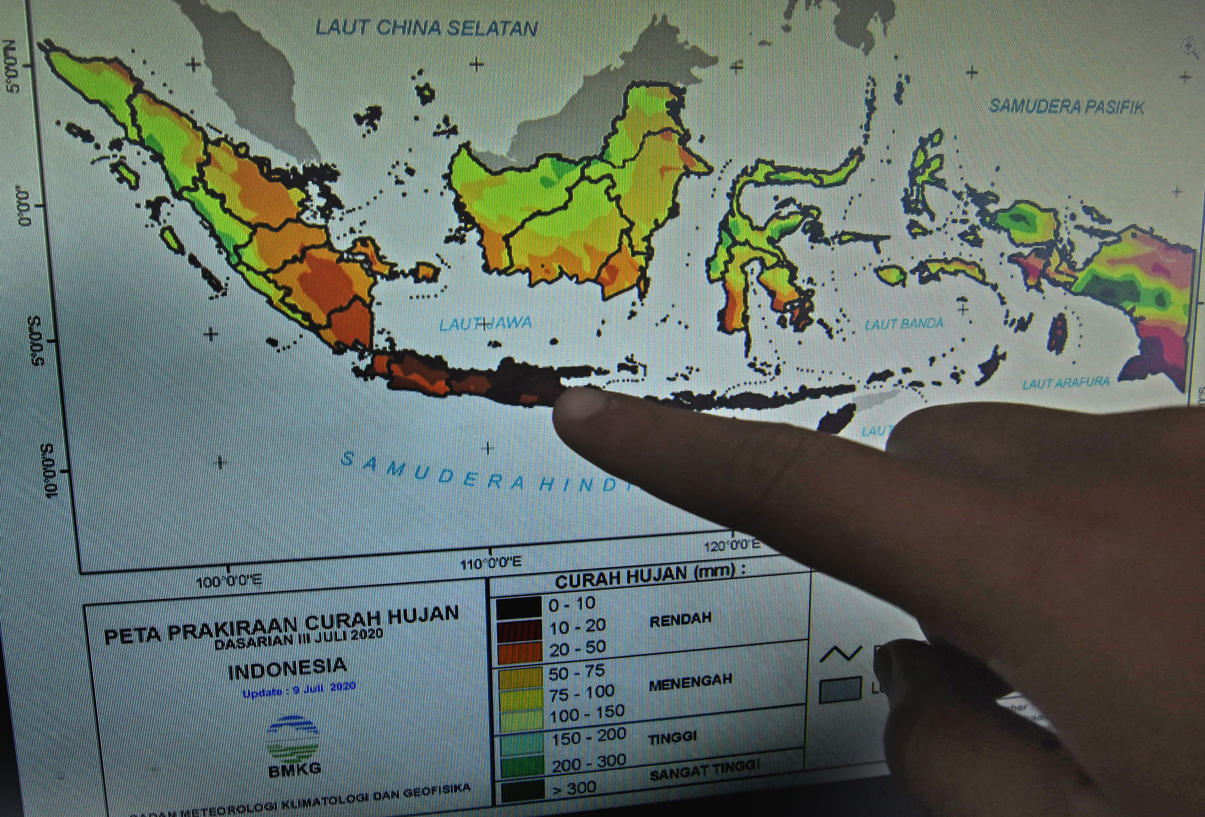 Petugas BMKG menunjuk peta potensi hujan hasil penginderaan Satelit Palapa C2 di Laboratorium BMKG Serang, Banten, Senin (20/7).