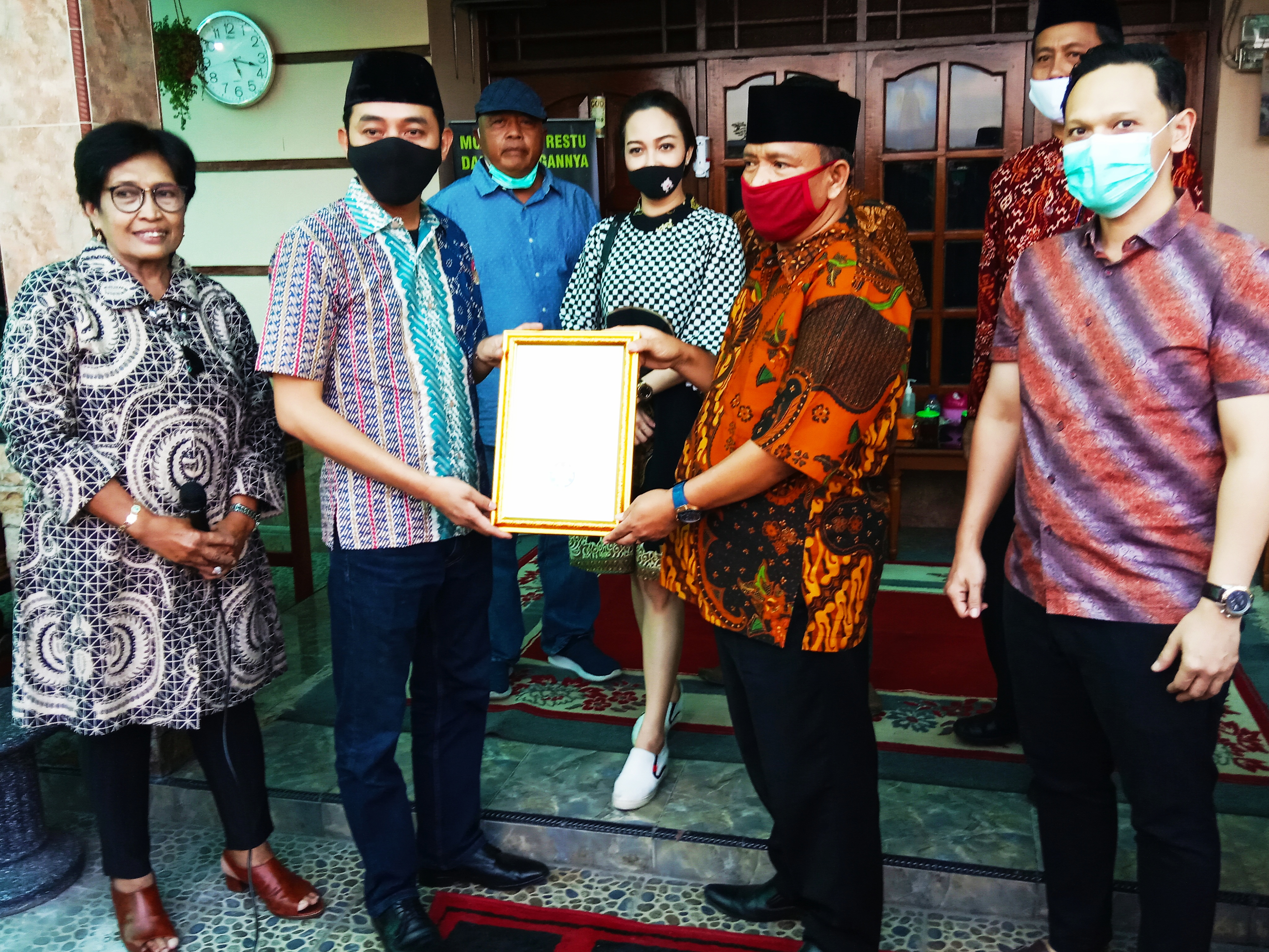 Pasangan Bacabup-Cawabup Klaten, ABY-HJT, saat menerima pernyataan dukungan dari relawan.