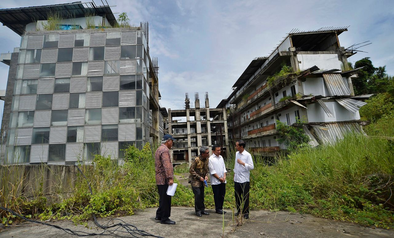 Presiden Joko Widodo (kanan) di Bukit Hambalang, Bogor, Jawa Barat, Jumat (18/3/2016). 