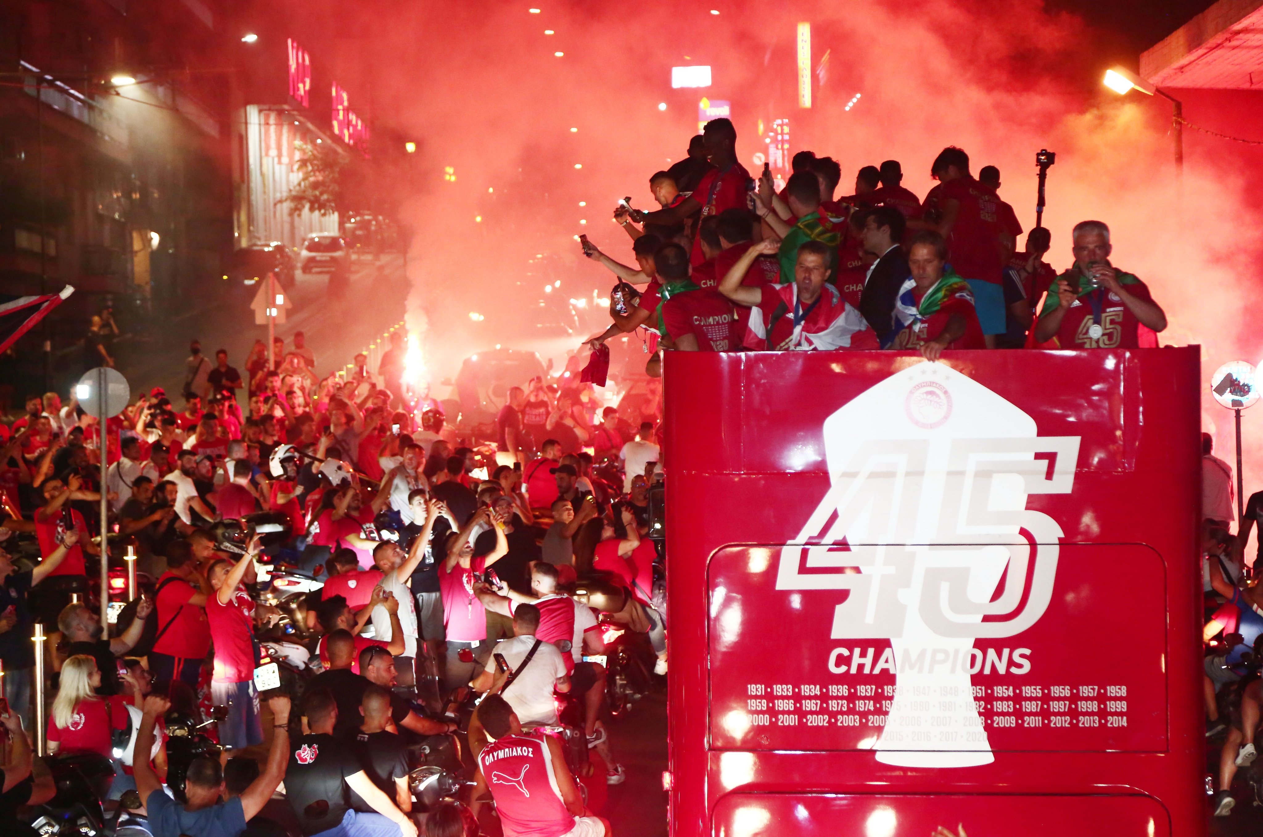 Perayaan keberhasilan Olympiakos menjadi juara Liga Yunani