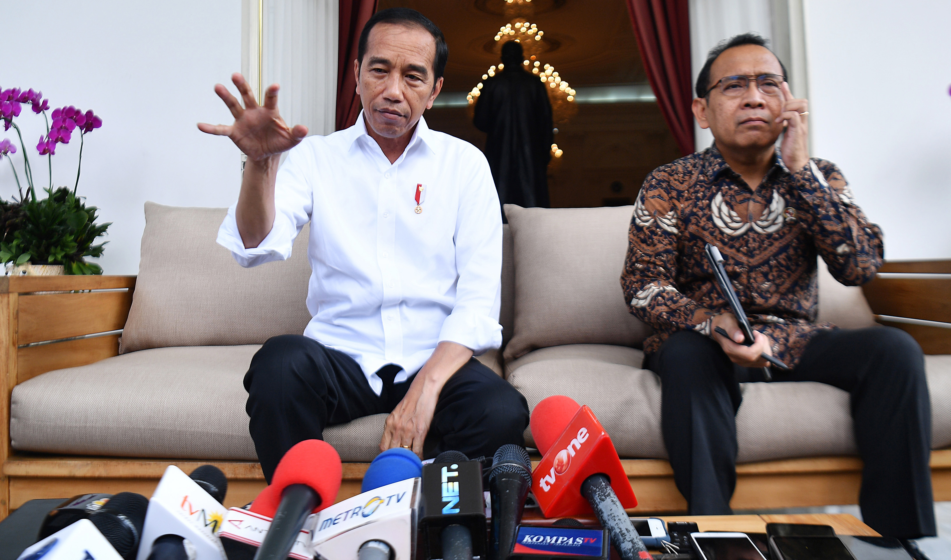 Presiden Joko Widodo (kiri) didampingi Mensesneg Pratikno 