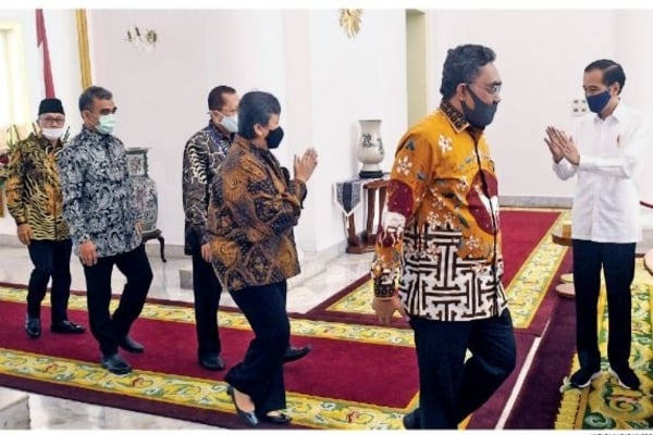 Presiden Joko Widodo menyambut kedatangan pimpinan MPR, di antaranya (dari kanan) Wakil Ketua MPR Jazilul Fawaid, Lestari Moerdijat, Arsul S