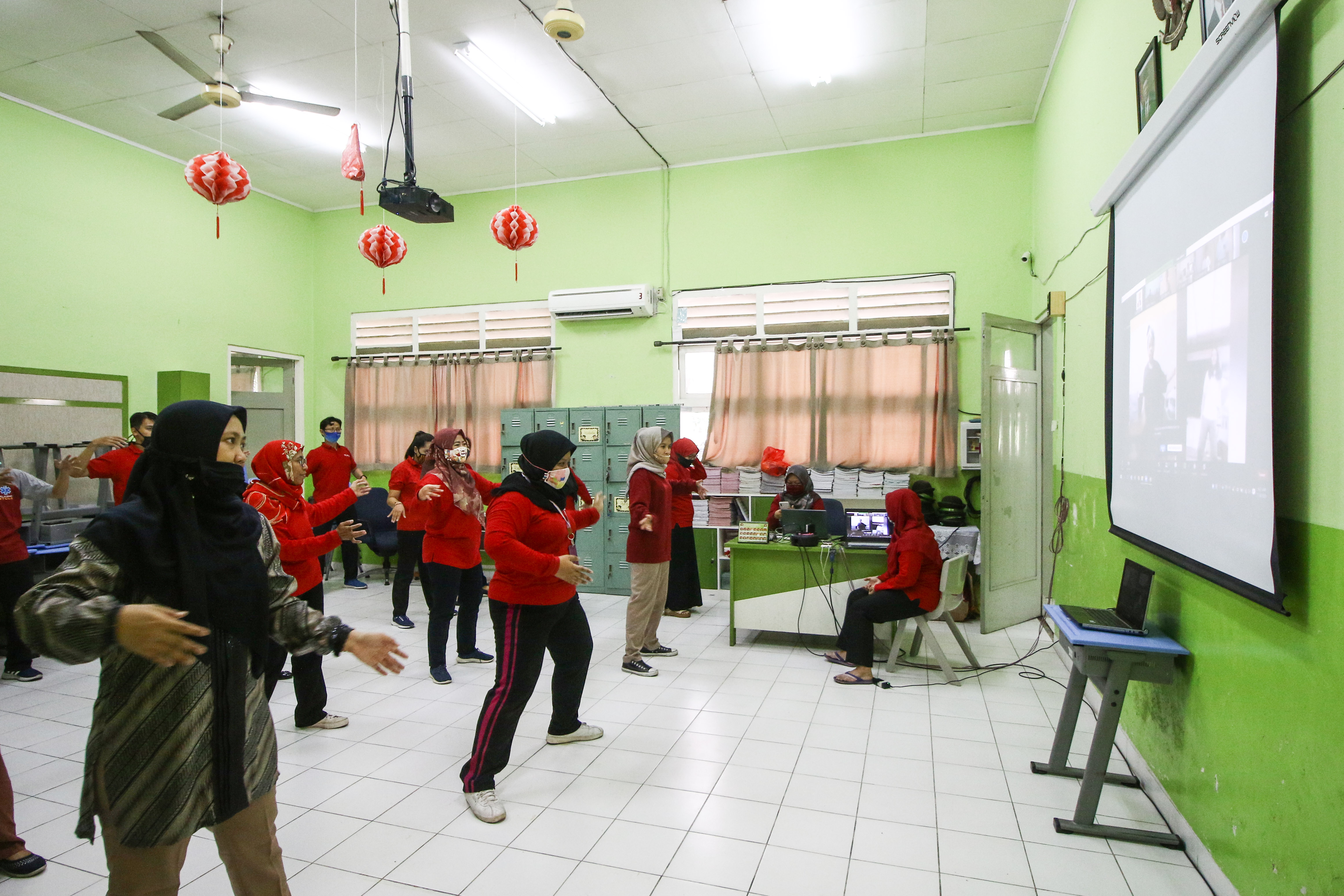 Sejumlah guru mengikuti senam secara virtual bersama para murid di SD Yasporbi I Pancoran, Jakarta, Selasa (14/7/2020