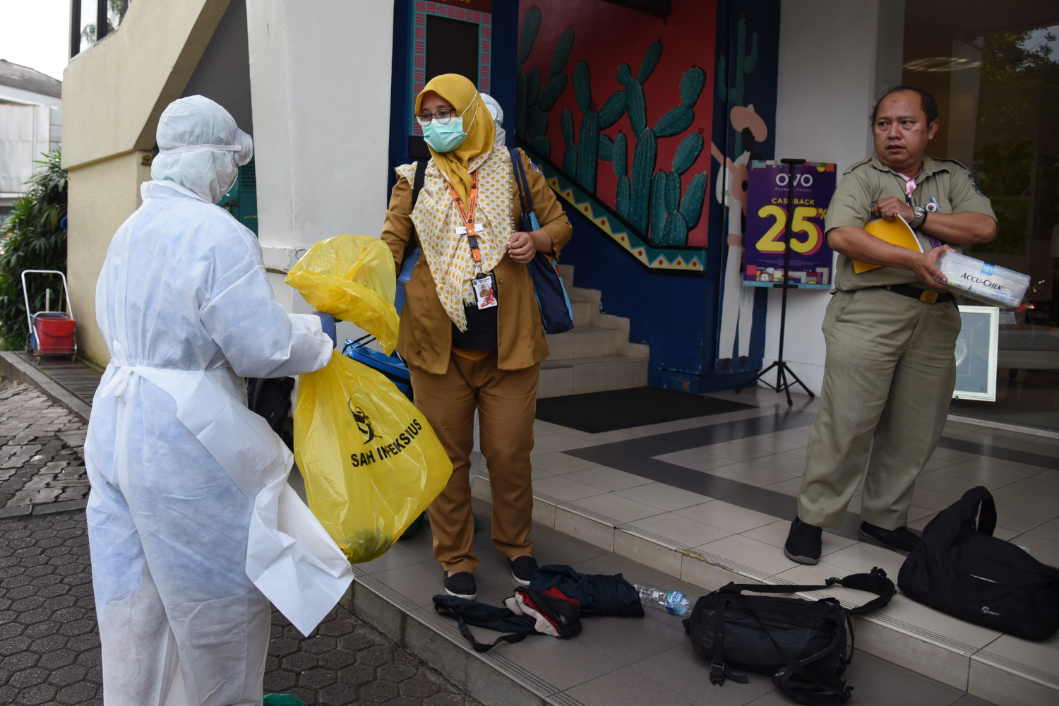 Tim Medis dan Petugas Kesehatan dari Puskesmas Kecamatan Mampang Jakarta melakukan sterilisasi.