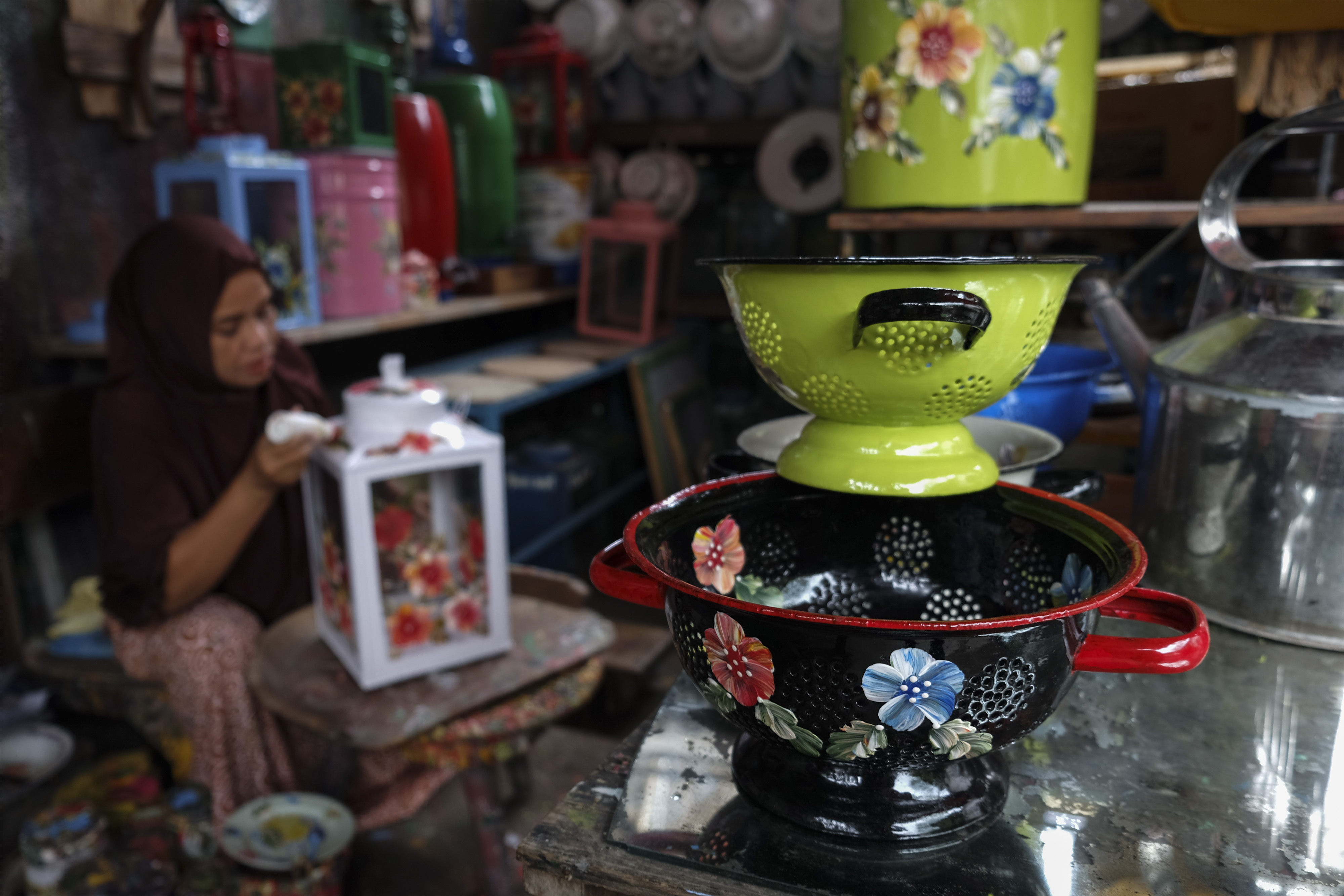 Pelaku UMKM di bidang seni ukis arang bekas di Pasar Kliwon, Solo, Jawa Tengah yang ikut menerima KUR