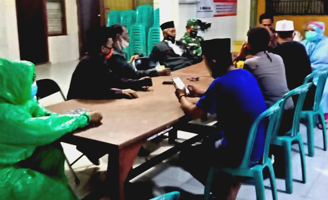 Gugus Tugas Covid-19 Kabupaten Pamekasan, Jawa Timur, melakukan simulasi penanganan Covid-19 di salah satu Ponpes Nurul Falah, Pamekasan.