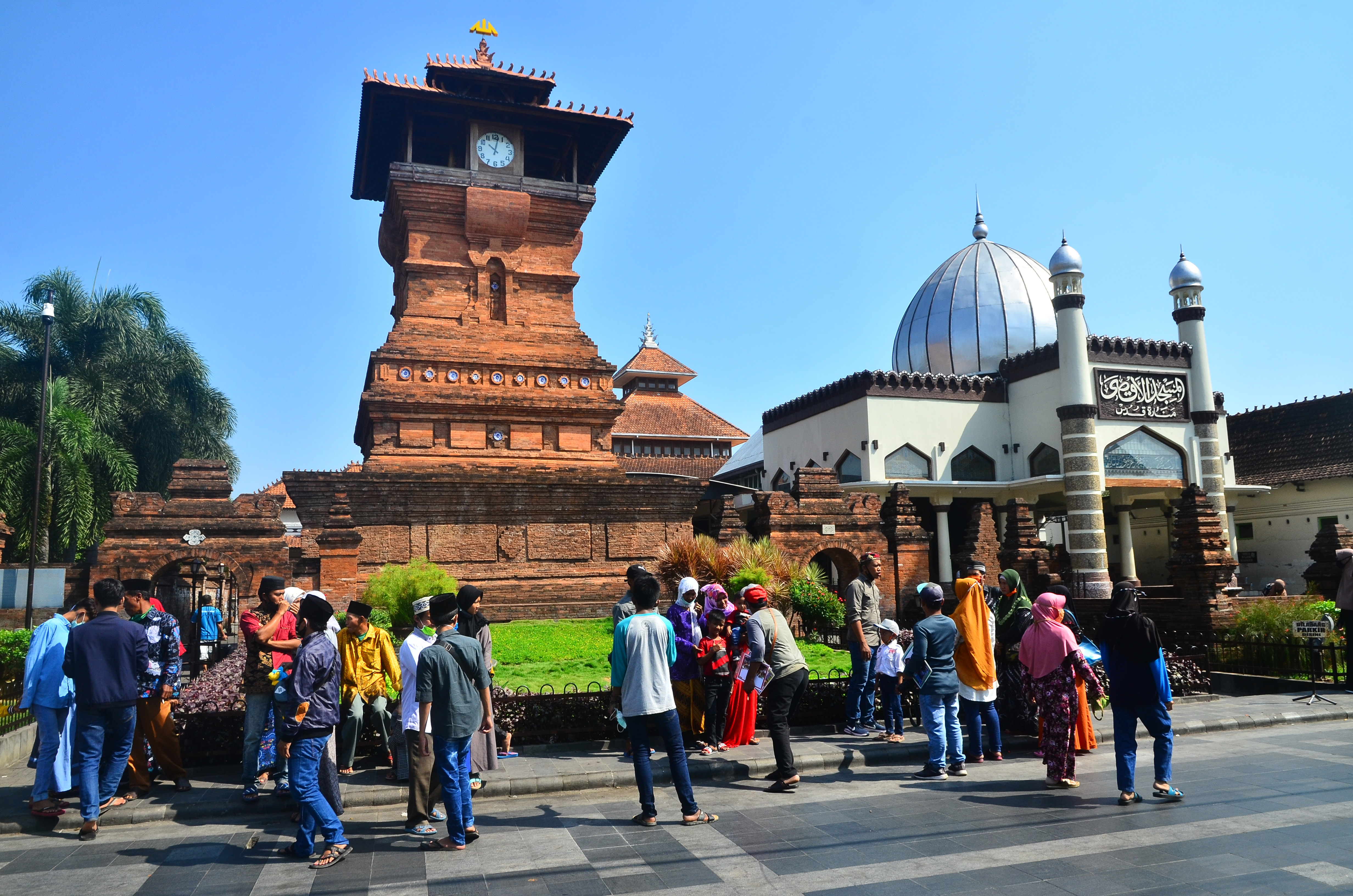 Wisatawan mengunjungi Masjid Menara Kudus di Kudus, Jawa Tengah, Senin (29/6/2020).