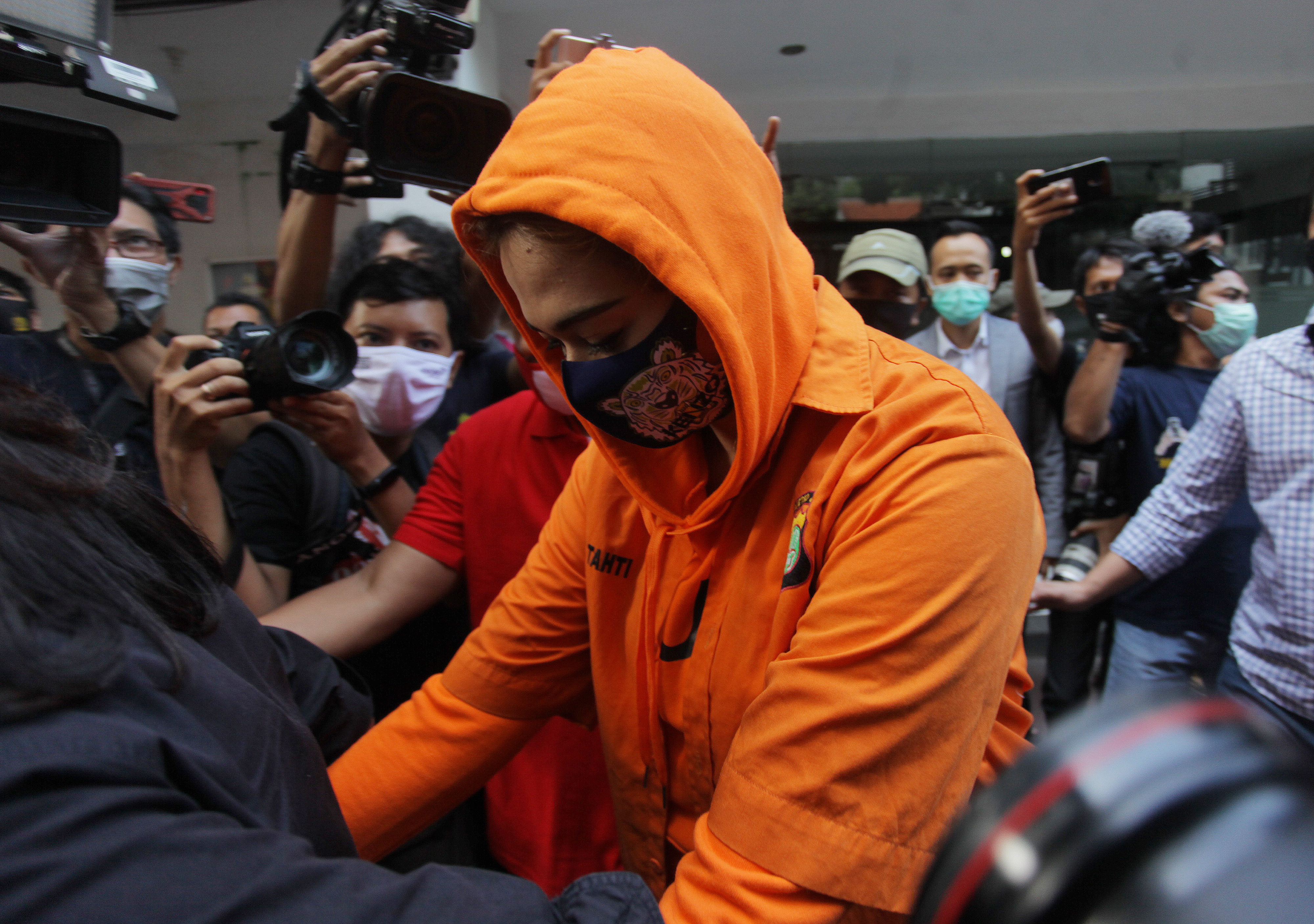 Model Catherine Wilson saat dihadirkan dalam rilis kasus penyalahgunaan narkotika.