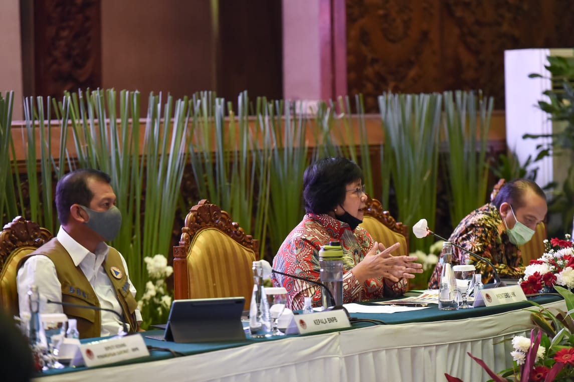  Menteri LHK Siti Nurbaya (tengah) dan Kepala BNPB Doni Monardo (kiri) pada Rapat Koordinasi Teknis Karhutla MPA-Paralegal, di Jakarta,