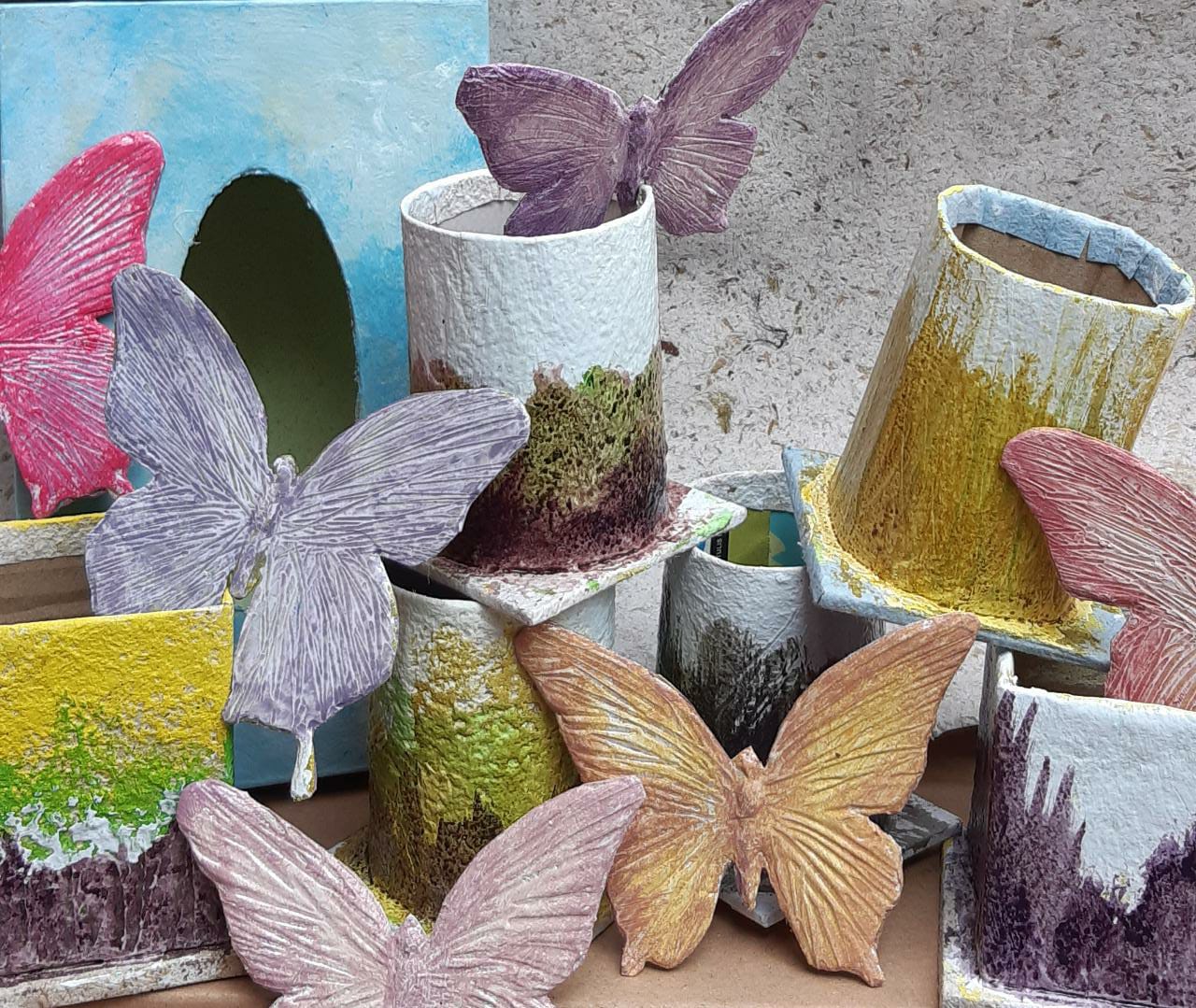 Olahan eceng gondok menjadi berbagai bentuk kerajinan kertas