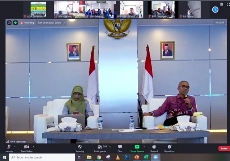 Paparan redesign Kabid Pernyelenggara Penyuluhan BPPSDMP I Wayan Ediana dan host MSPP Kasubdid IM Puslihtan Septalina Pradini.