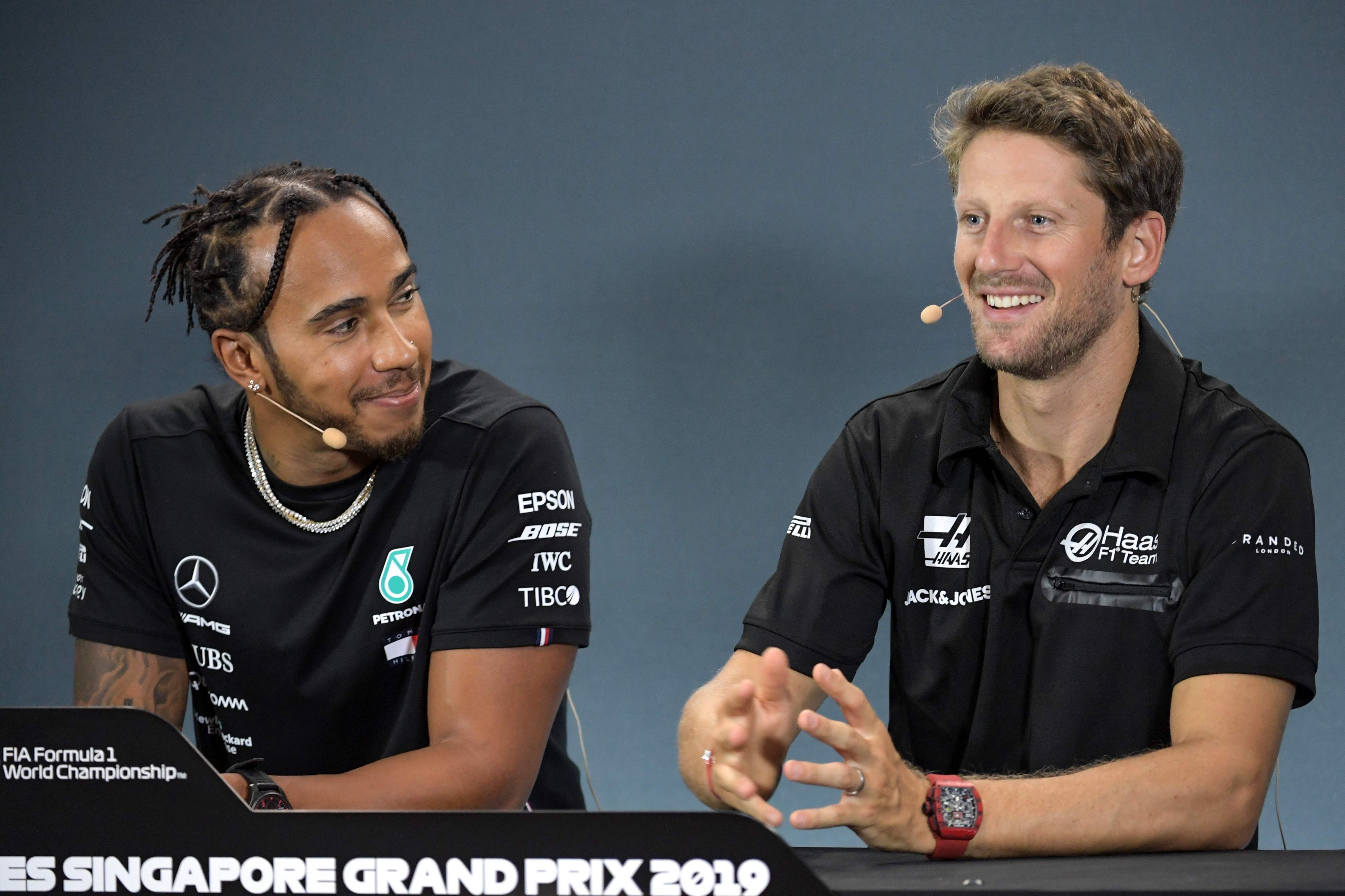 Lewis Hamilton (kiri) dan Romain Grosjean