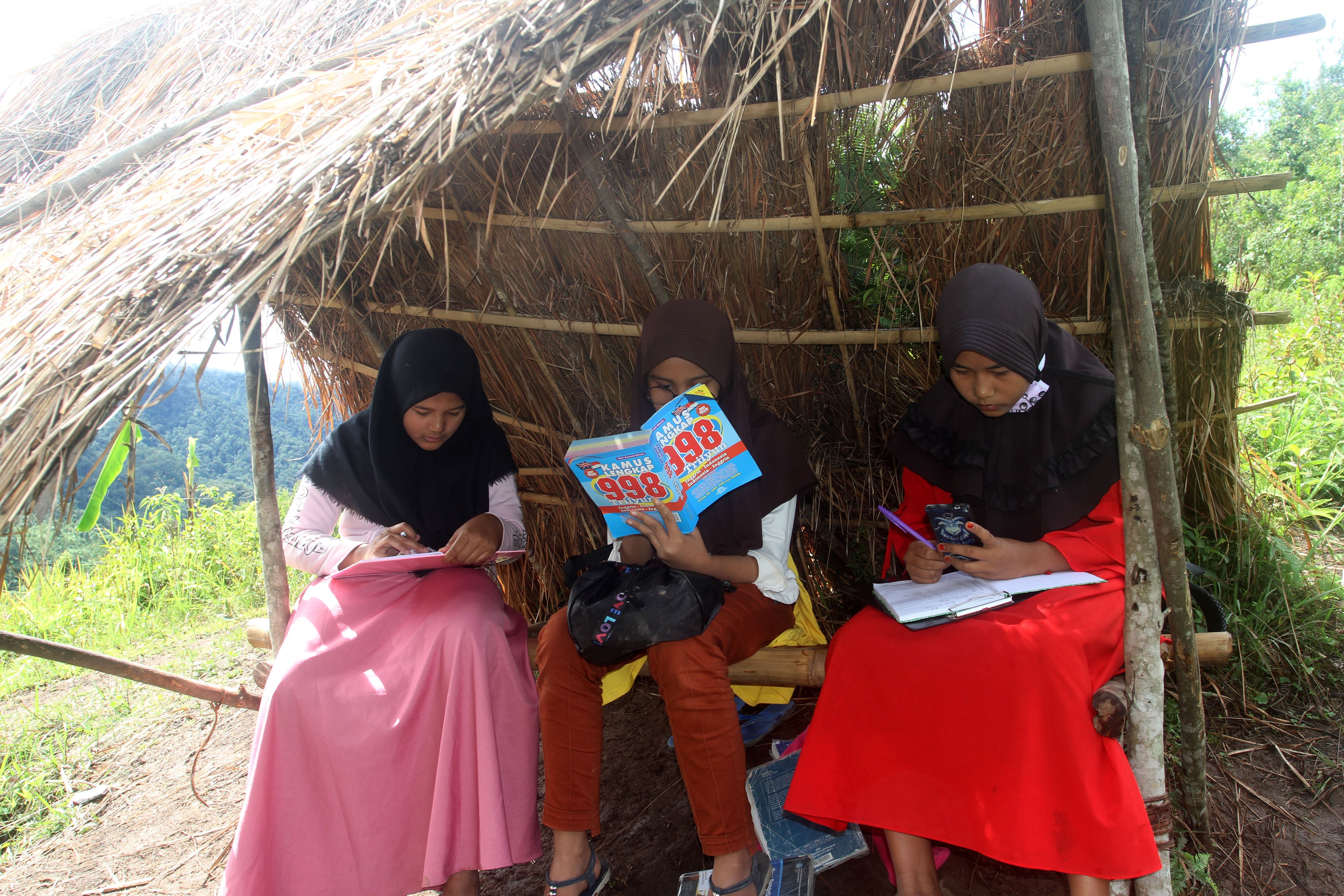 Sejumlah pelajar belajar daring di Jorong Sungai Guntung, Nagari Pasia Laweh, Kecamatan Palupuah, Kabupaten Agam, Sumatra Barat, Kamis (23/7
