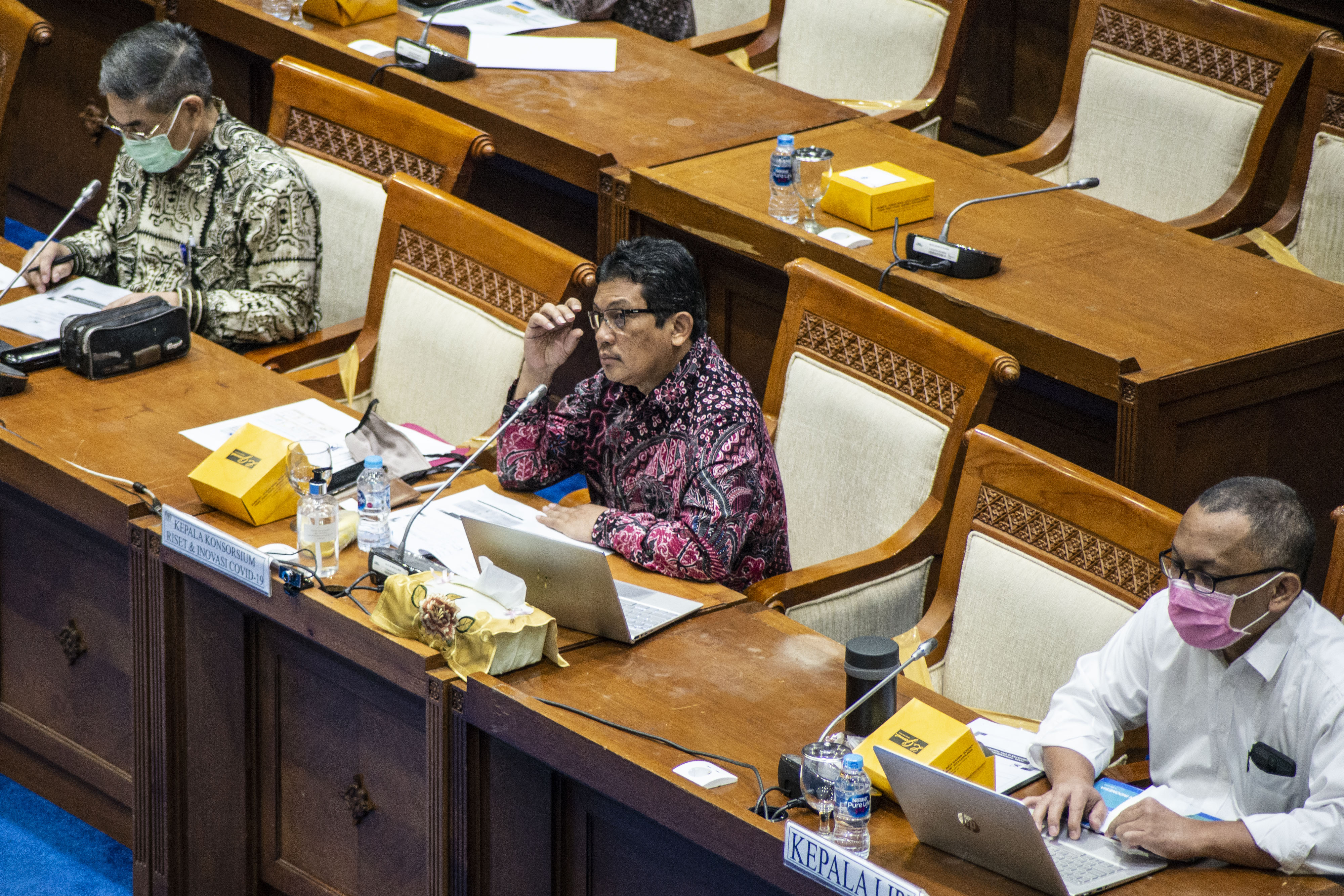 Direktur LBM Eijkman Amin Soebandrio (kiri) mengikuti rapat dengar pendapat dengan Komisi VII DPR di Jakarta, Rabu (1/7).