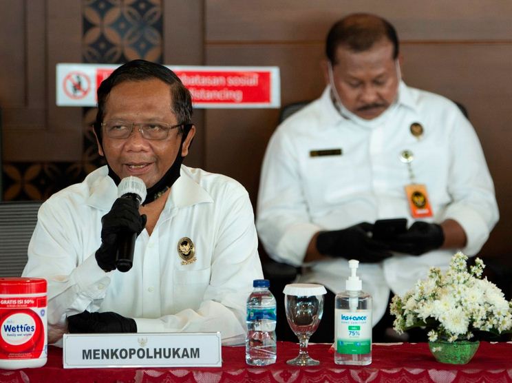  Menko Polhukam Mahfud MD (kiri) di Bandara Internasional Soekarno-Hatta, Tangerang, Banten, Kamis (9/7/2020).