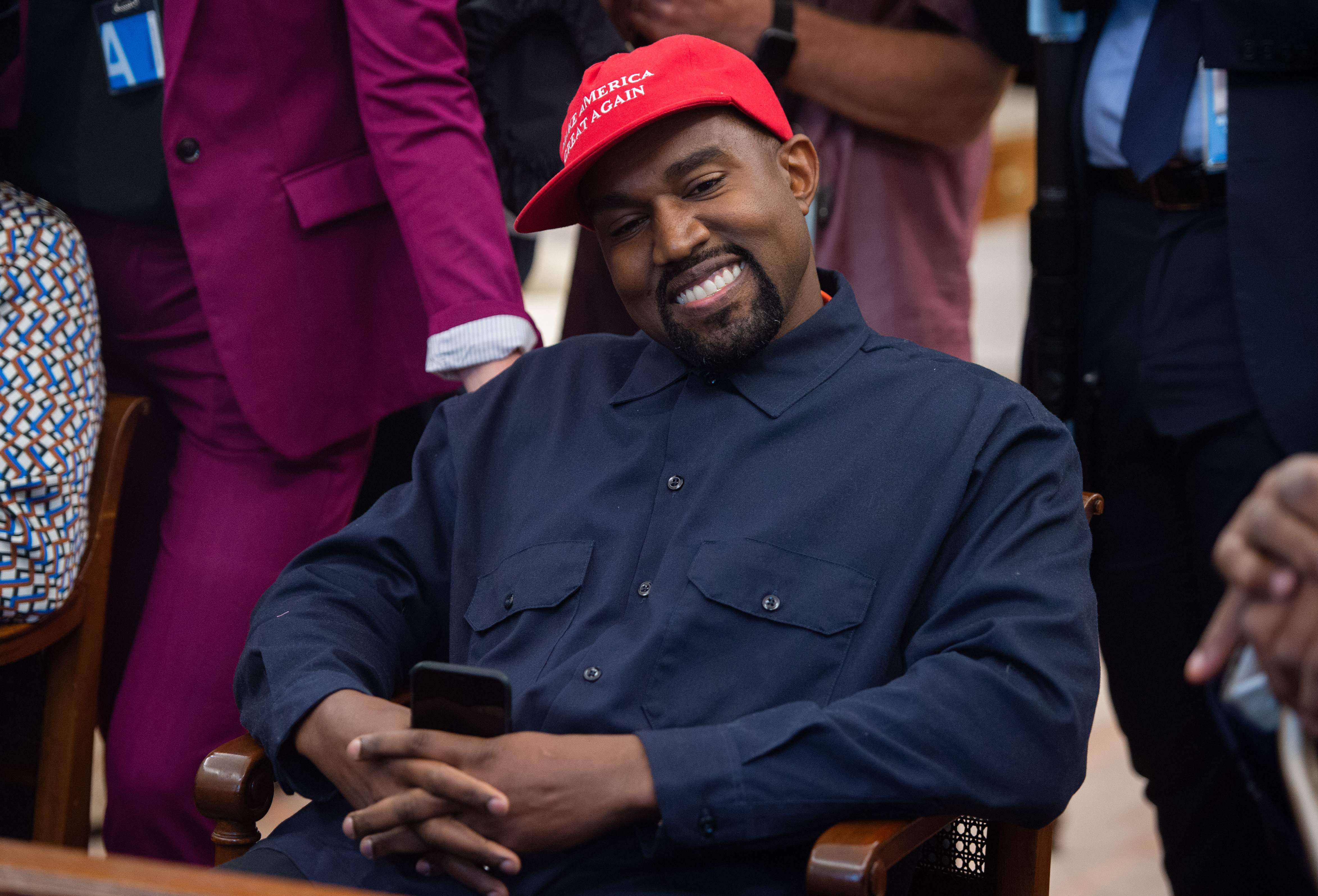 Rapper Kanye West memakai topi yang biasa dipakai Donald Trump. Pencapresan Kanye West sebagai kandidat presiden AS menimbulkan perdebatan.