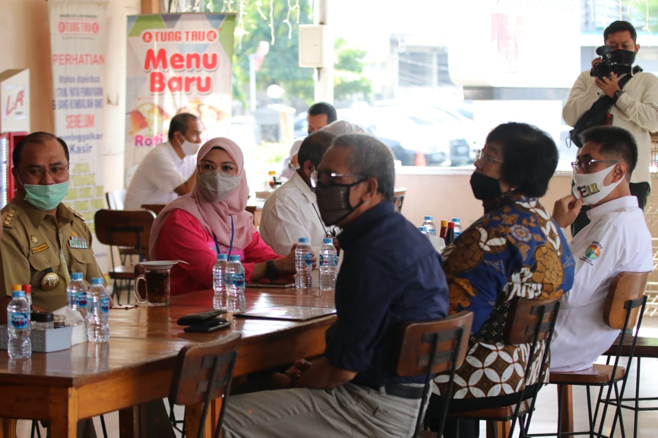 Gubernur Babel Erzaldi Rosman dan jajarannya melakukan sarapan bersama Menteri LHK Siti Nurbaya di Bangka Tengah, Babel.  