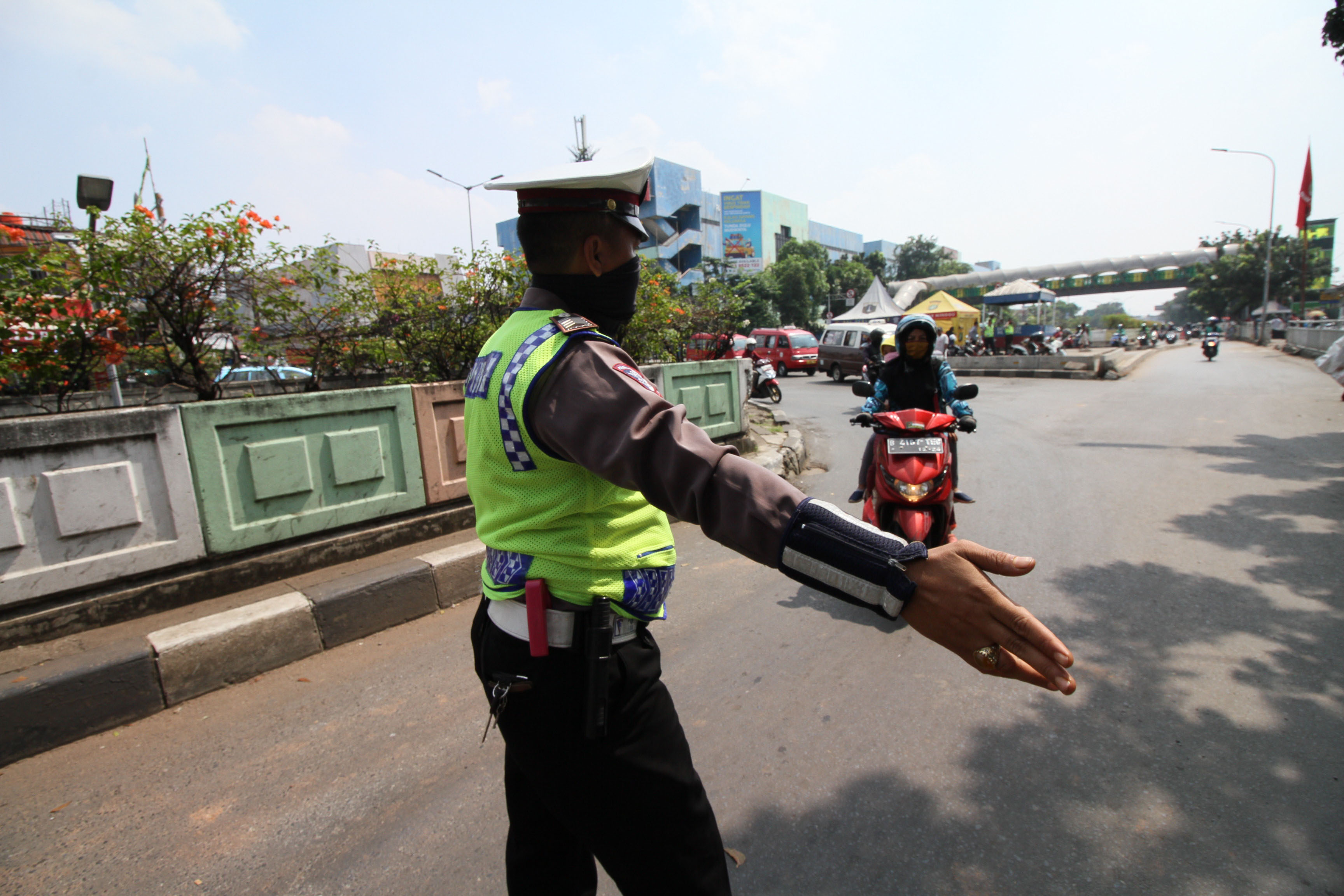 Polisi memberhentikan pengendara dalam Operasi Patuh Jaya 2020