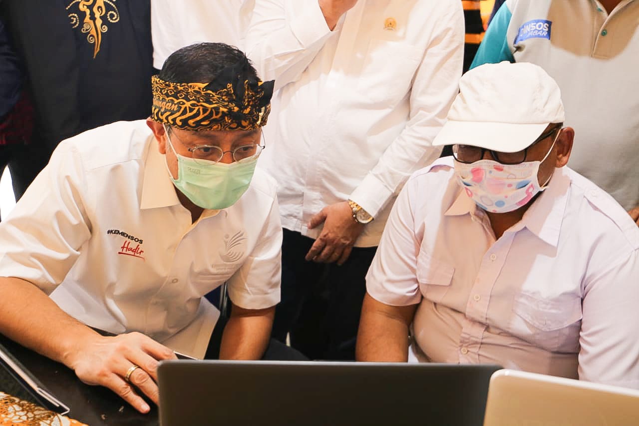 Mensos Juliari P Batubara (kiri) bersama Wakil Ketua Komisi VIII DPR RI Dr. Tb. H. Ace Hasan Syadzily, M.Si, saat kunjungan ke Bandung. 