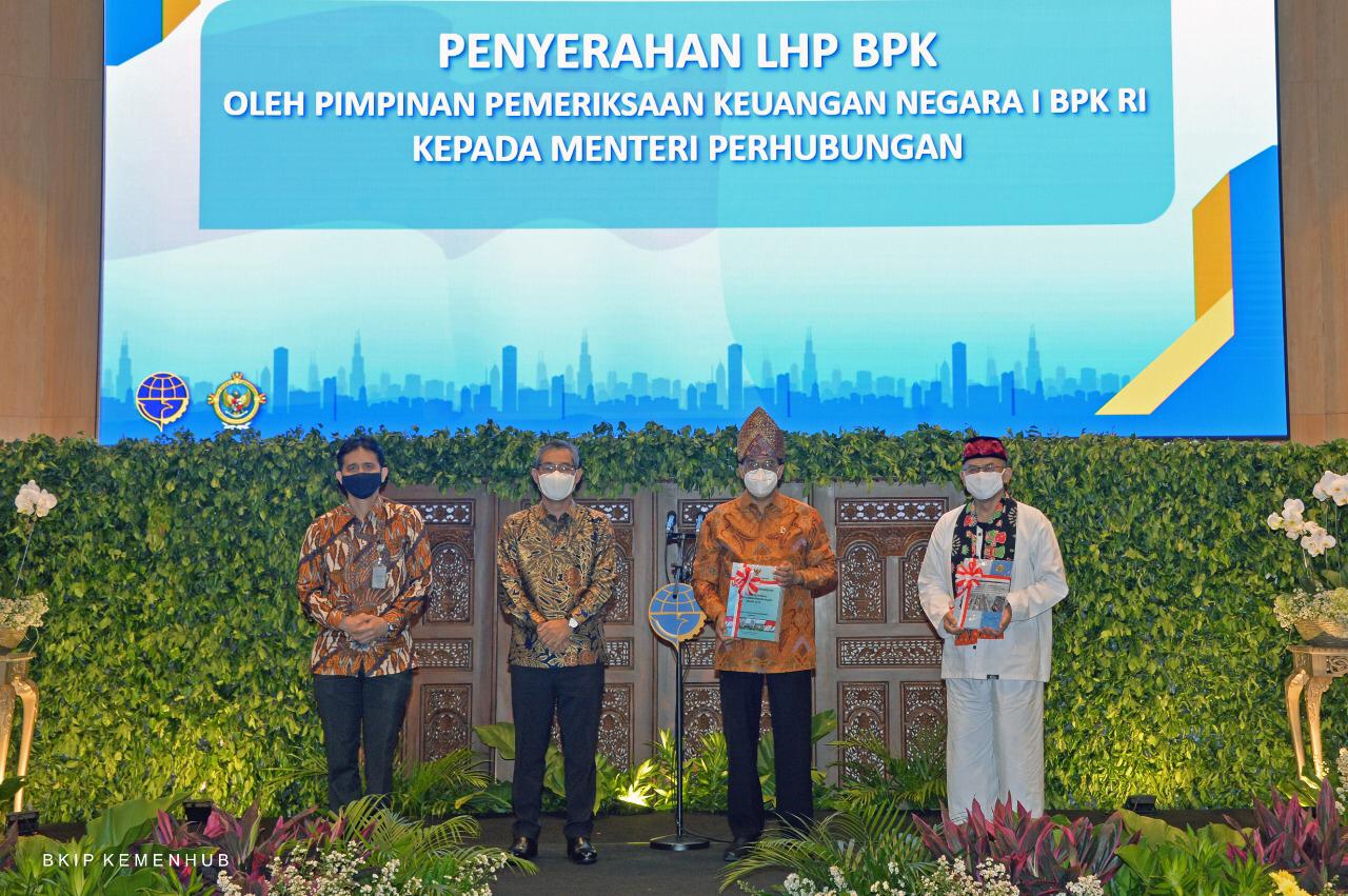 Penyerahan hasil laporan BPK kepada Kemenhub. 