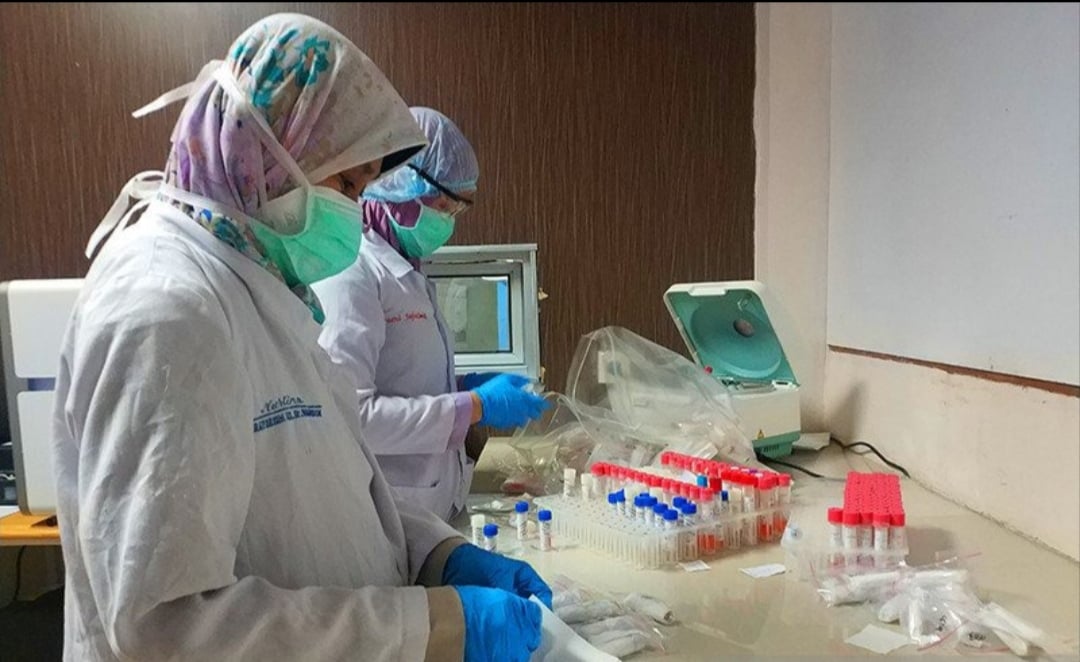 Analis Kesehatan RSUP Wahidin Sudirohusodo saat mengatur sampel untuk uji spesimen COVID-19 warga Sulsel di Makassar. 