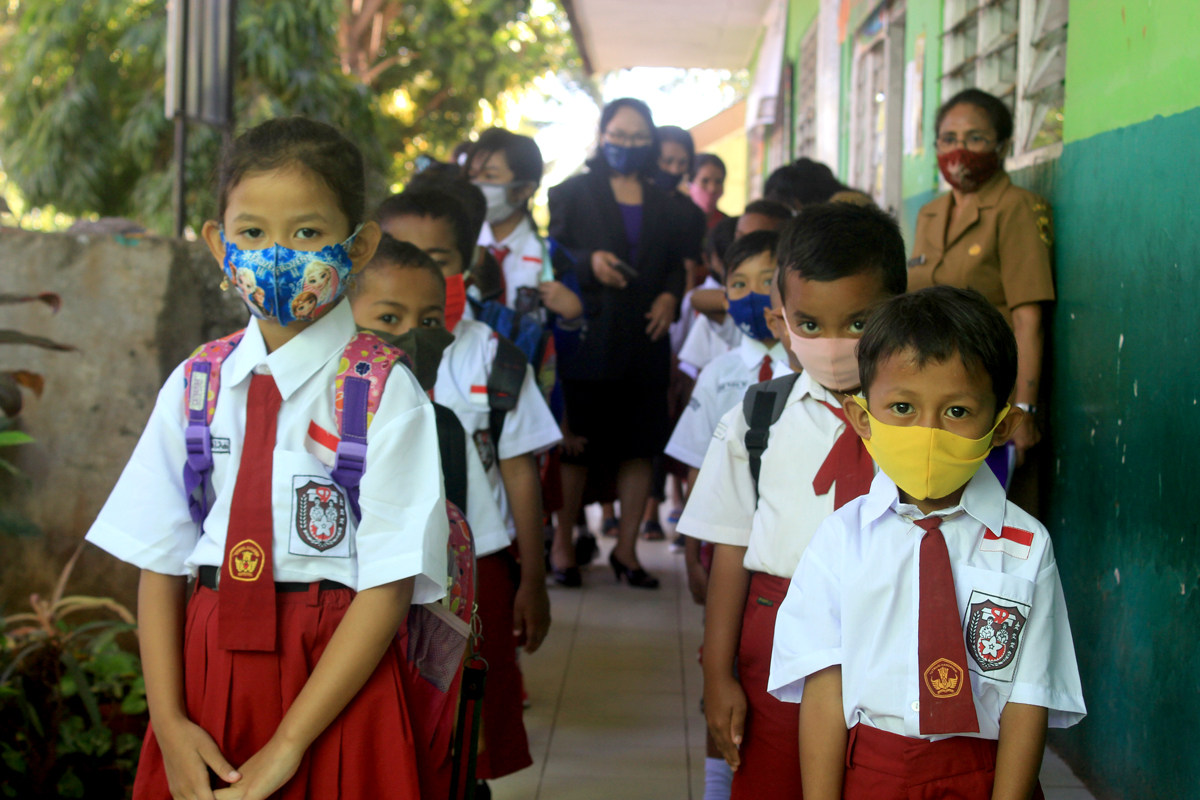 Peserta didik baru di SD Inpres Maulafa, Kota Kupang, Nusa Tenggara Timur mengikuti MPLS dengan protokol kesehatan.