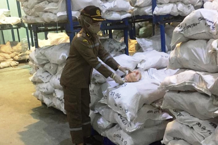 Petugas Karantina Belawan sedang memeriksa produk daging ayam beku asal Sumut yang akan dikirim ke Batam, Balikpapan, dan Banjarmasin.