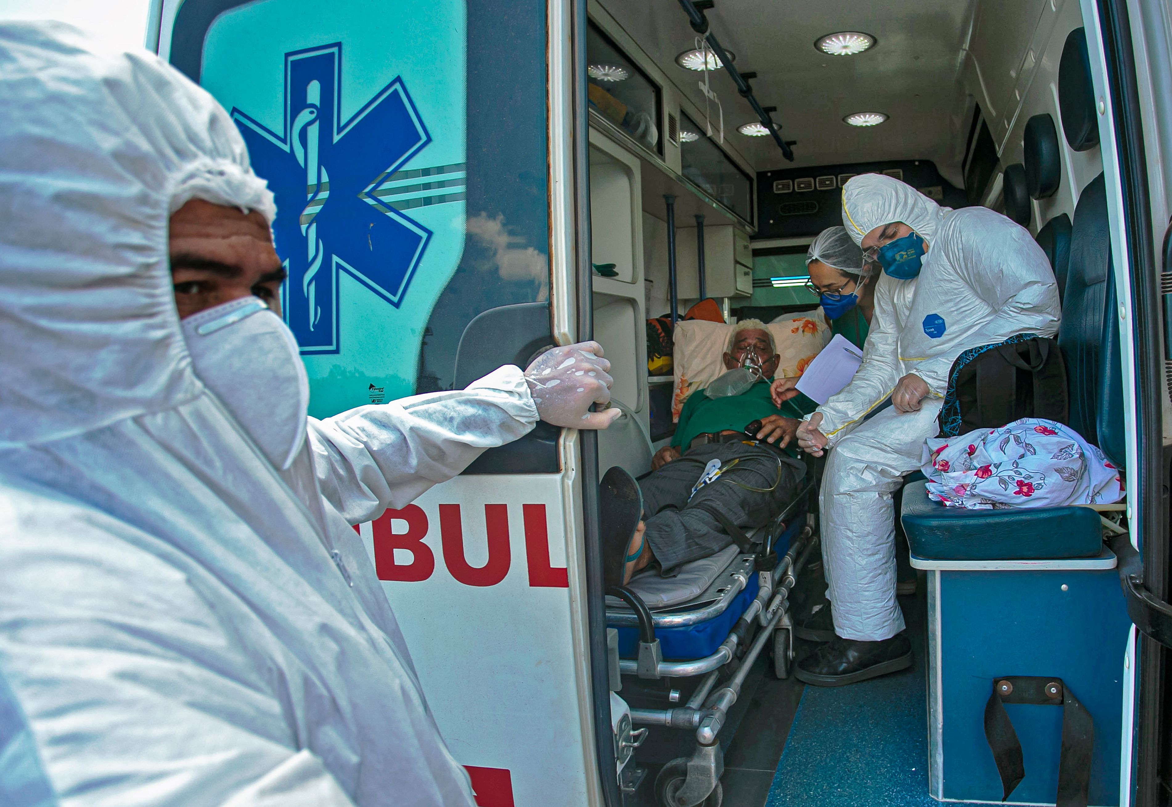 Pasein Covid-19 berusia 77 tahun dibawa dengan mobil ambulans menuju sebuah rumah sakit di Santarem, Negara Bagian Para, Brasil. 