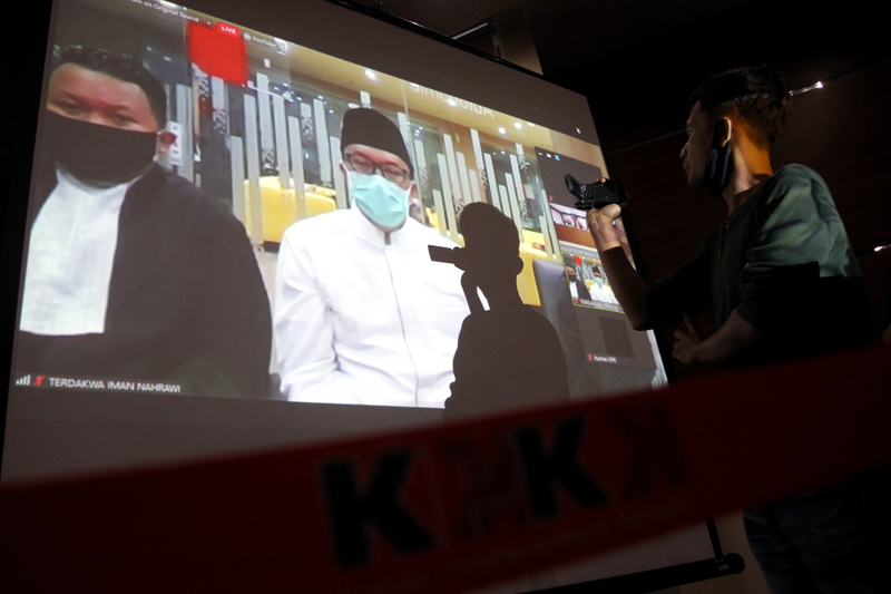 Terdakwa mantan Menpora, Imam Nahrawi mendengarkan Majelis Hakim membacakan vonis dalam sidang daring, di Gedung KPK, Senin (29/6).