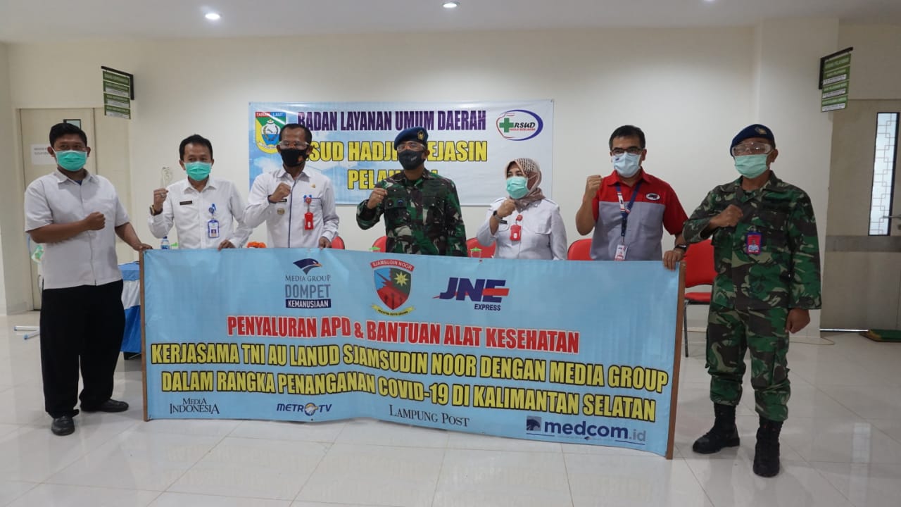 Bantuan alat kesehatan dari Media Group kepada RSUD H Boejasin Pelaihari yang diterima Bupati Tanah Laut Sukamta, Rabu (8/7/2020).
