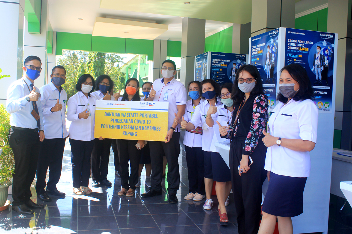 BTN cabang Kupang menyerahkan bantuan tiga wastafel portable ke Poltekes Kemenkes, Kupang, NTT.