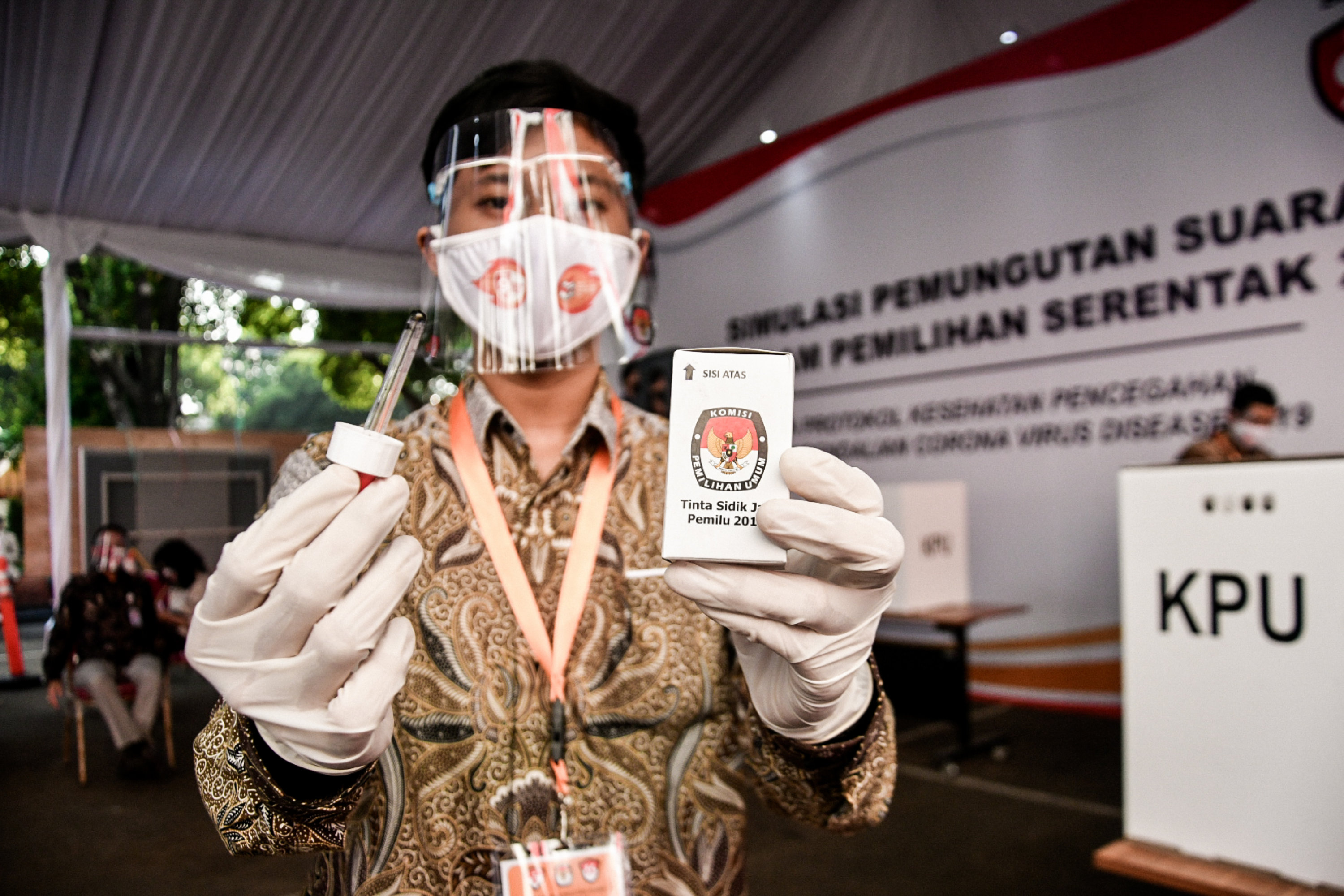 Petugas KPU RI melakukan simulasi pemungutan suara Pilkada 2020 dengan penerapan protokol kesehatan di Gedung KPU, Rabu (22/7).