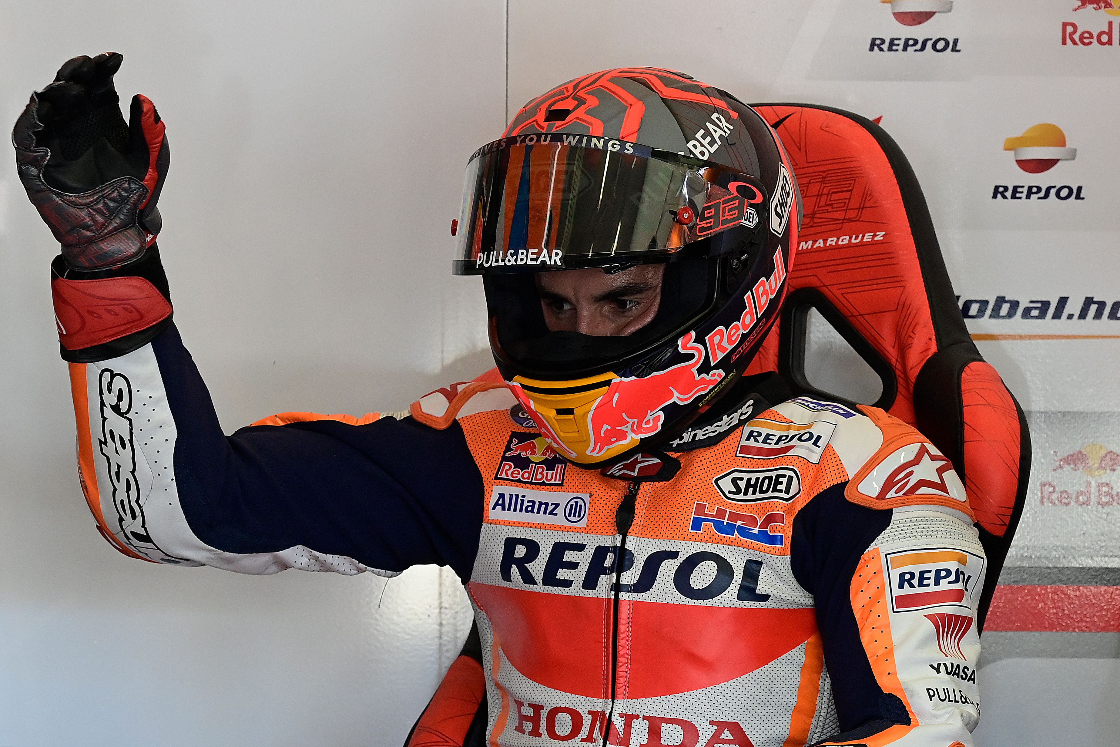 Pembalap Repsol Honda, Marc Marquez menggerakkan tangan kanannya yang pekan lalu dioperasi dan kini membengkak akibat dipaksa latihan.