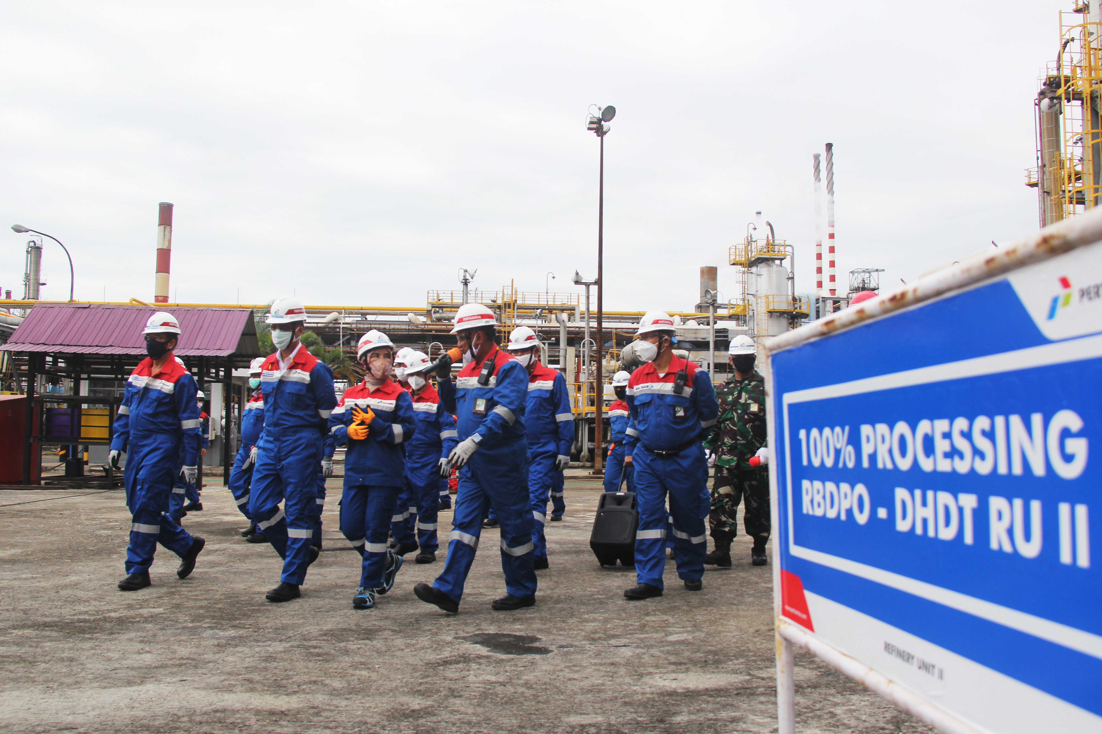 Menperin Agus Gumiwang Kartasasmita (kiri kedua) saat meninjau Unit DHDT Refinery Unit (RU) II di Dumai, Riau.