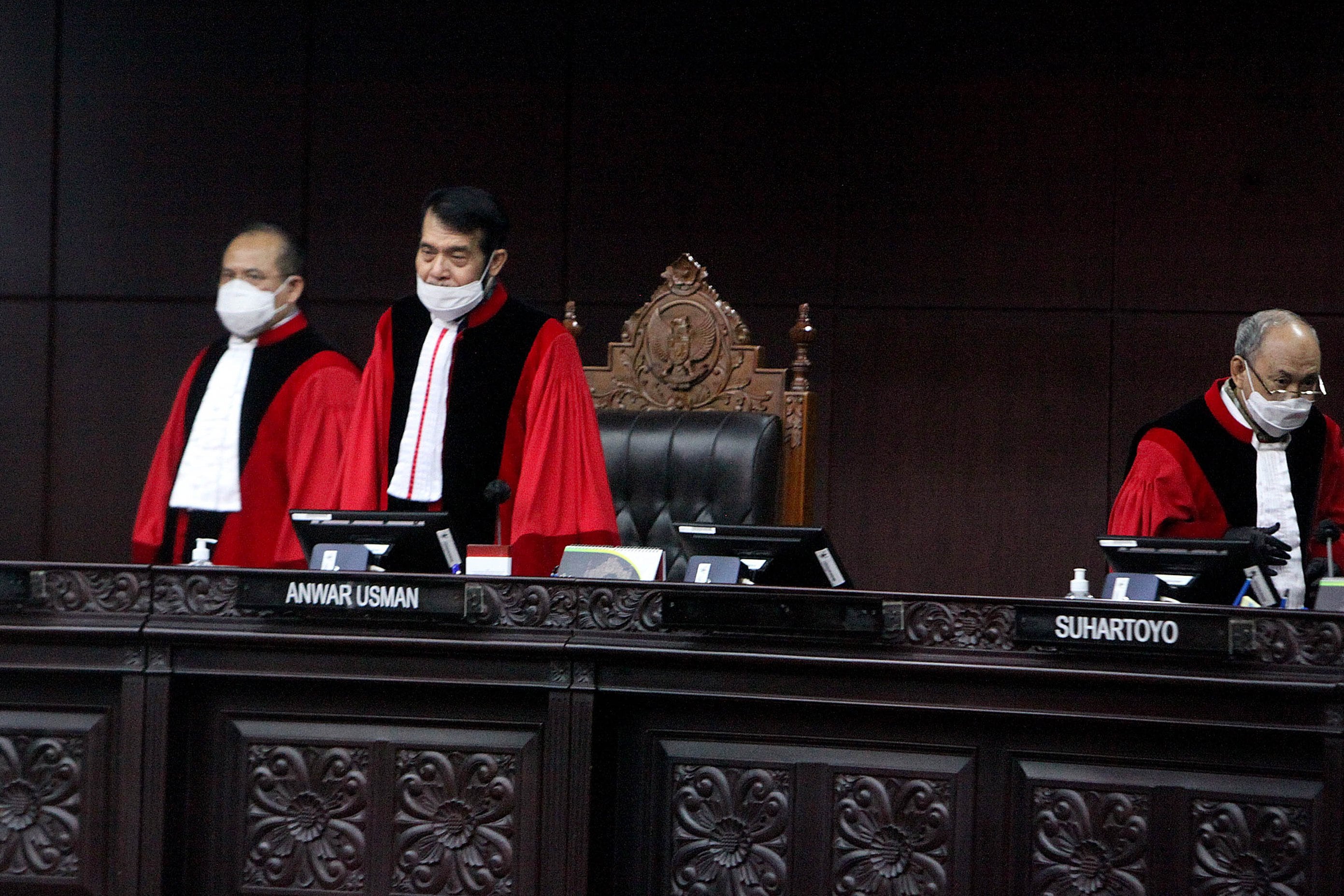 Ketua MK Anwar Usman (kedua kanan) memimpin sidang di gedung MK, Medan Merdeka Barat, Jakarta, Senin (6/7). 