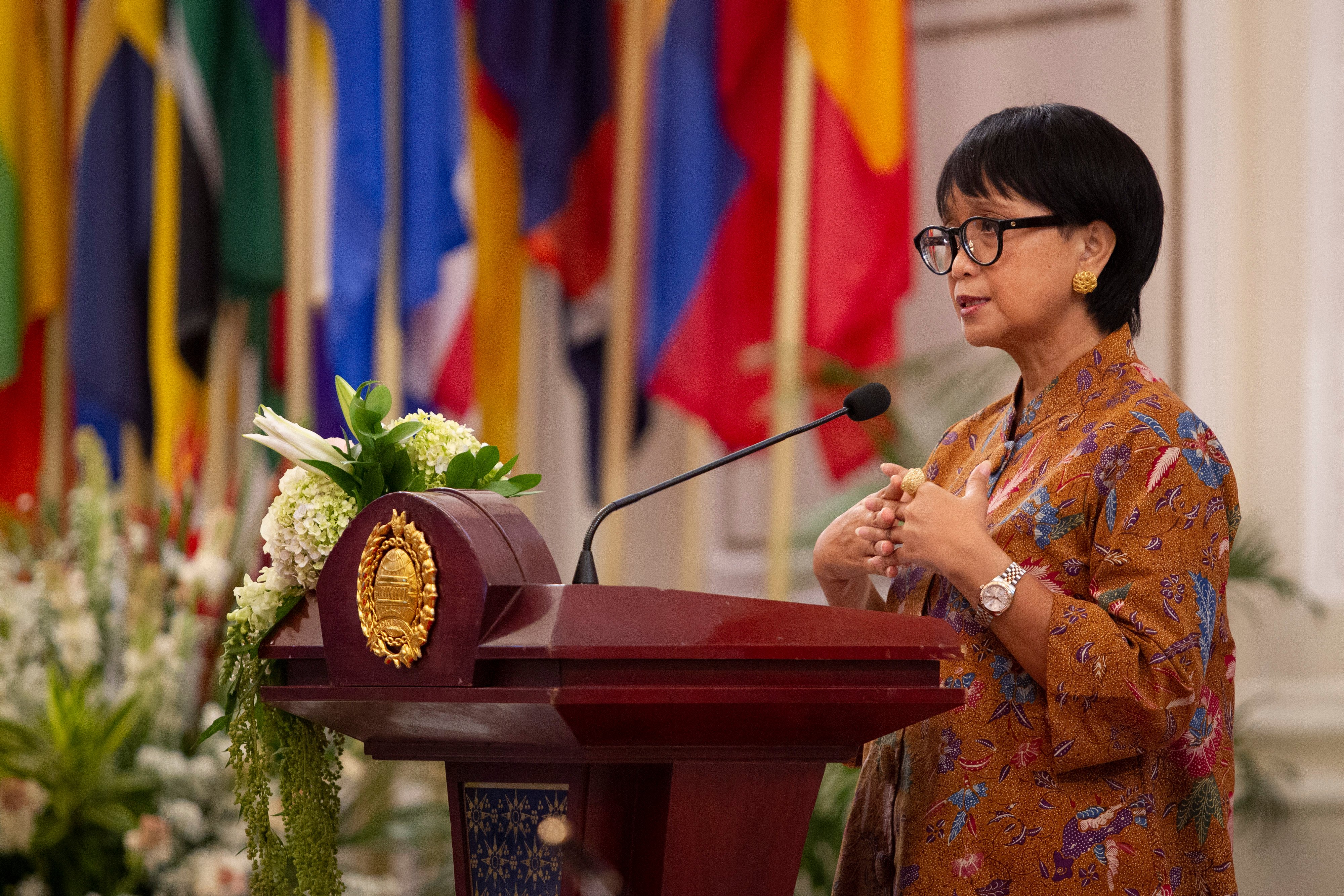 Menlu Retno Marsudi saat menyampaikan sambutan dalam suatu agenda.