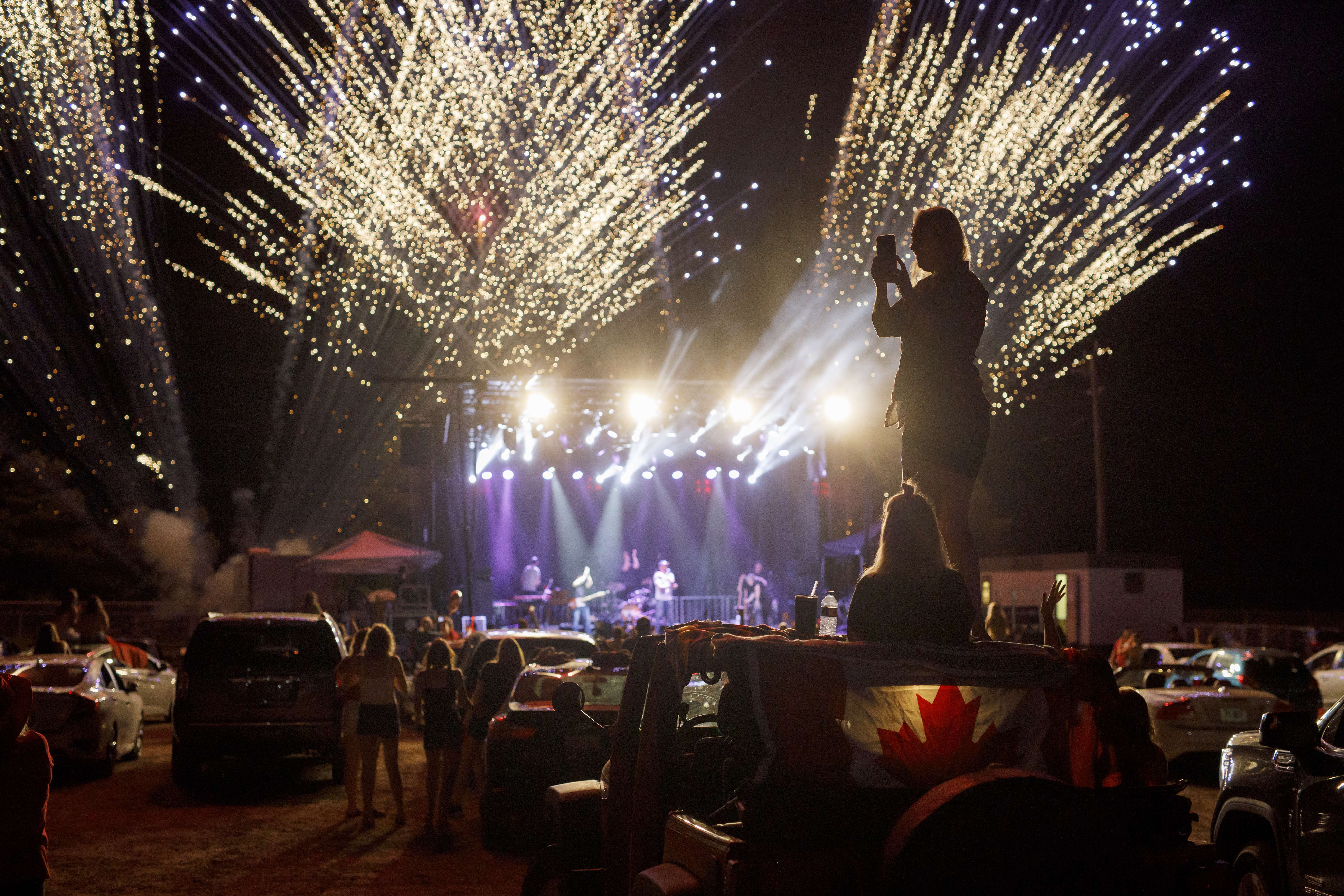 Pengunjung menyaksikan konser drive-in di Markham, Kanada pada 1 Juli 2020