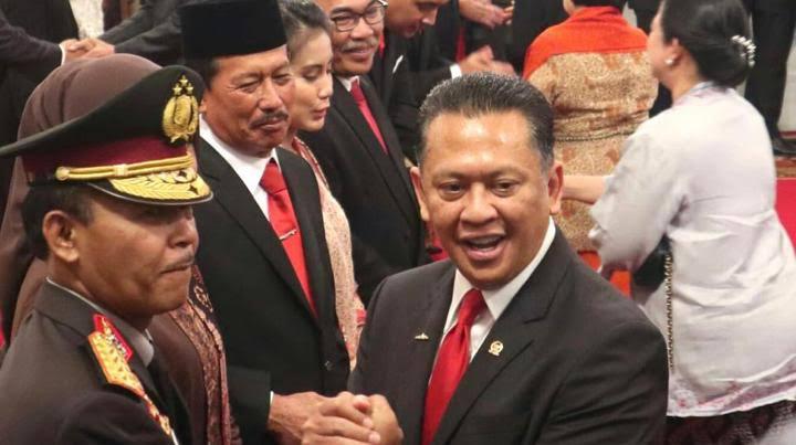 KETUA Majelis Pemusyawaratan Rakyat (MPR) Bambang Soesatyo (kanan) menyalami Kapolri Jenderal Pol Idham Azis.