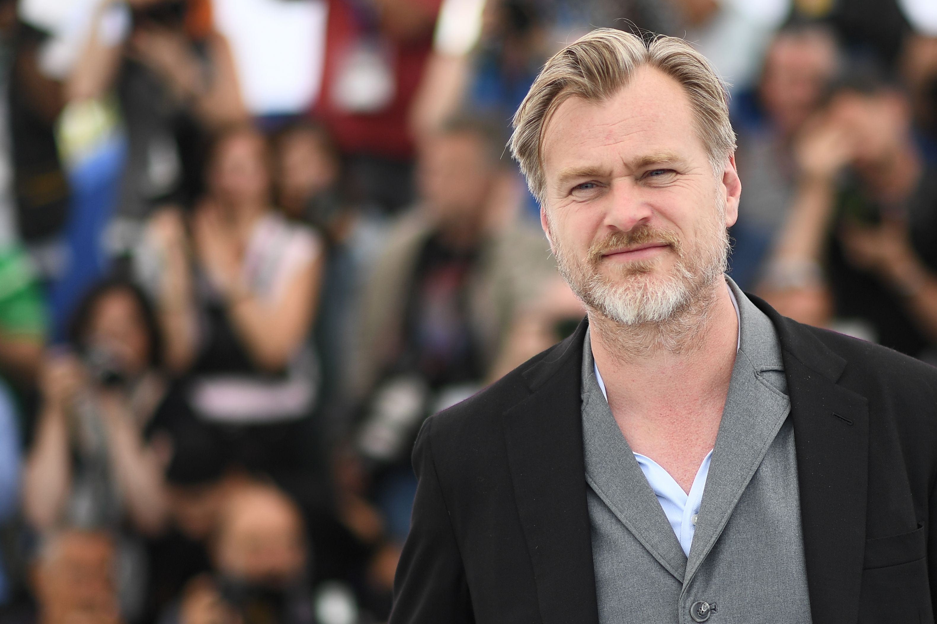 Christopher Nolan sutradara film Tenet. Film Tenet akan menjadi film layar lebar pertama yang akan tayang di bioskop di masa pandemi.