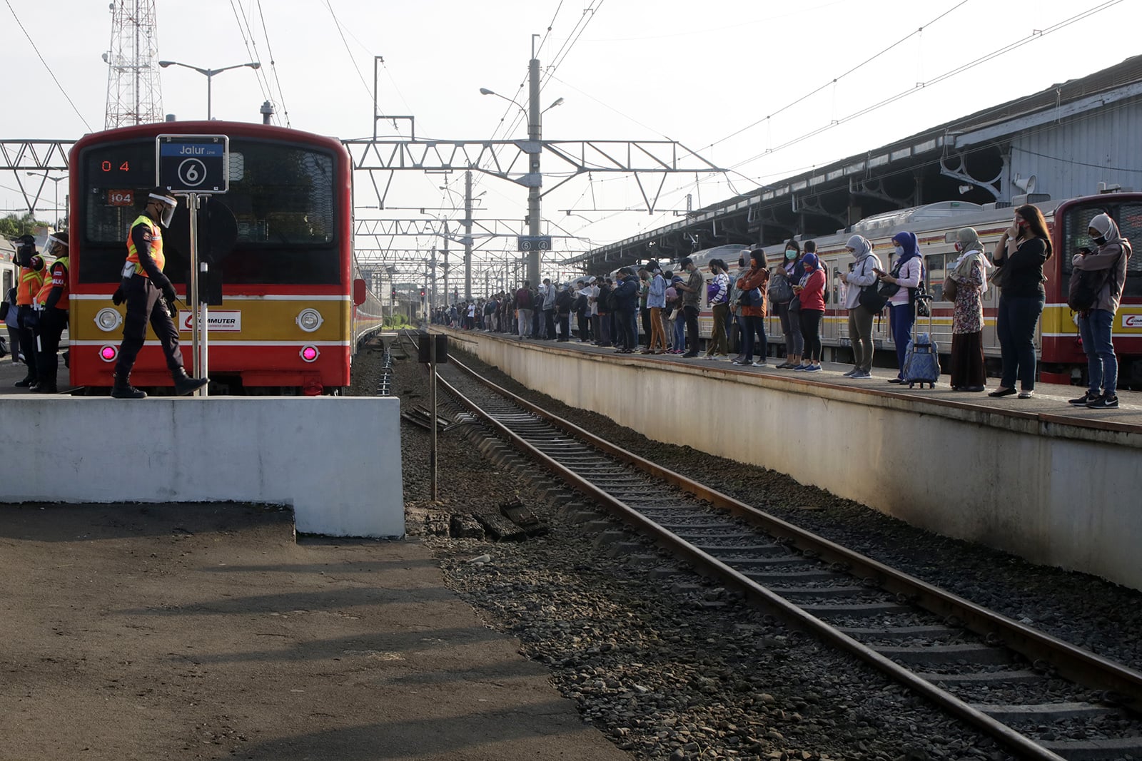 Penumpang KRL di Stasiun Bogor, Bogor, Jawa Barat, Jumat (12/6). 