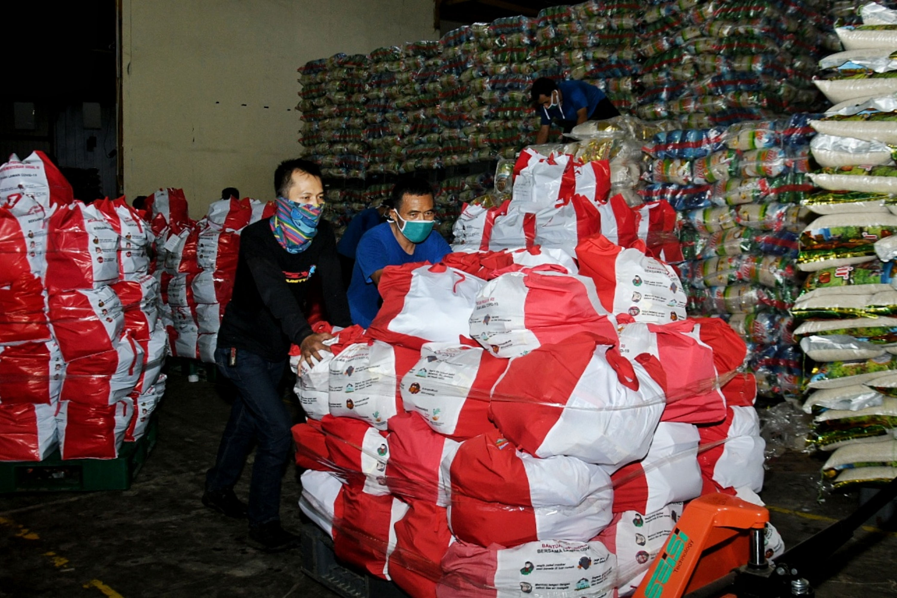 Bantuan sosial yang siap dibagikan bagi warga terdampak covid-19