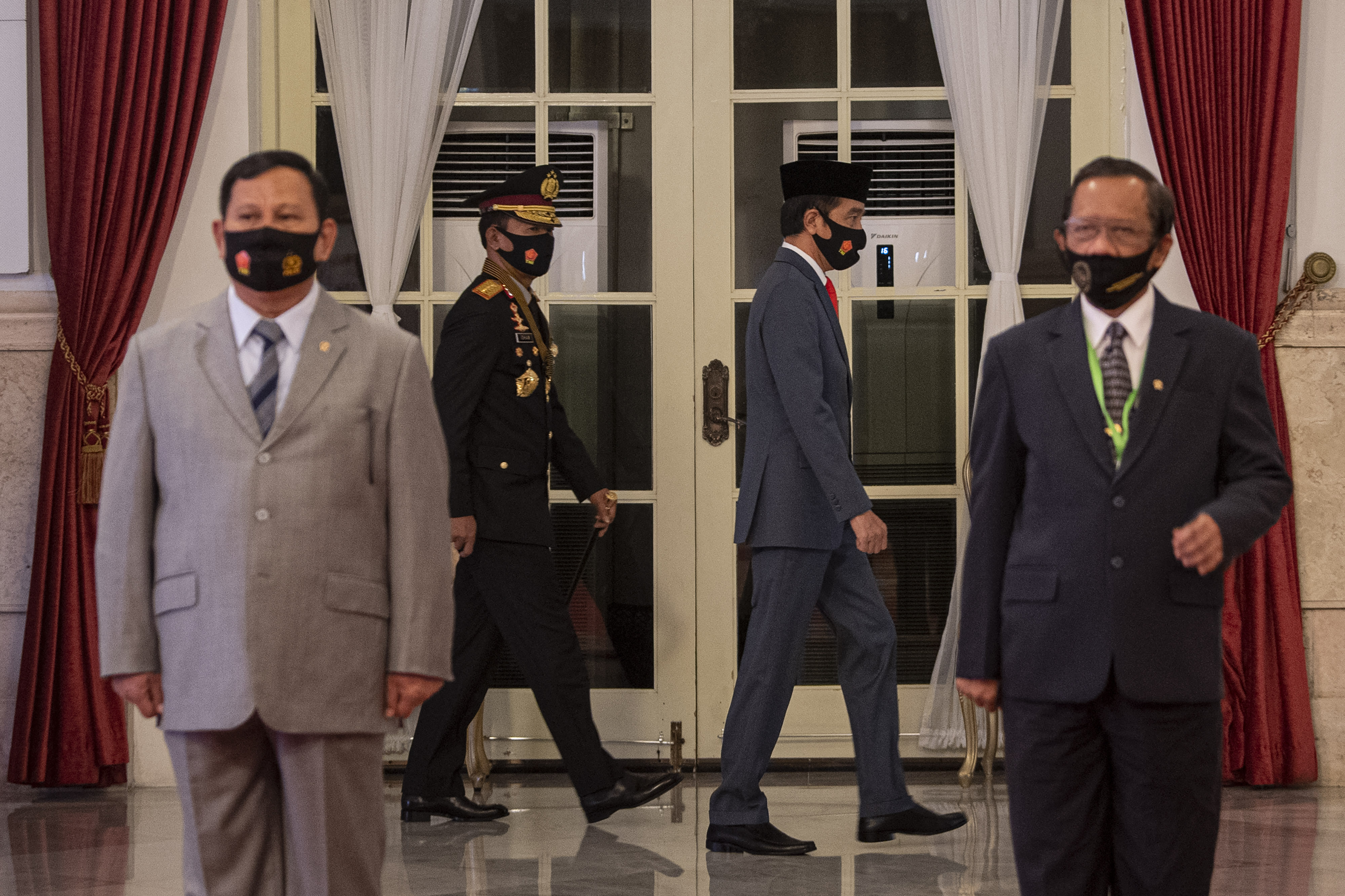 Presiden Joko Widodo (kedua kanan) didampingi Kapolri Jenderal Pol Idham Aziz (kedua kiri) tiba dalam Peringatan Ke-74 Hari Bhayangkara.