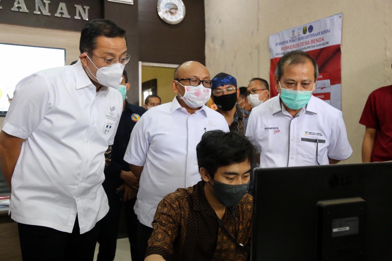 Mensos Juliari P Batubara (kiri) saat meninjau layanan Puskesos di Sukabumi, Jawa Barat.