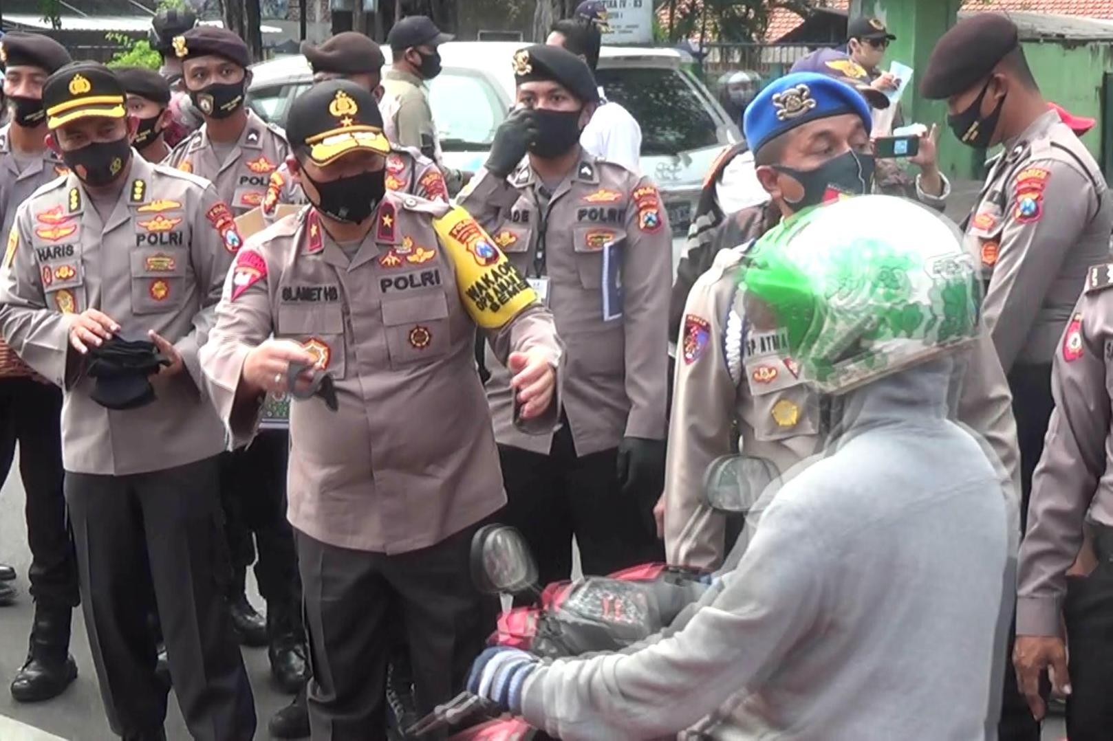 Wakapolda Jatim Brigjen Slamet Hadi Supraptoyo membagikan masker di Sidoarjo, Jumat (3/7).