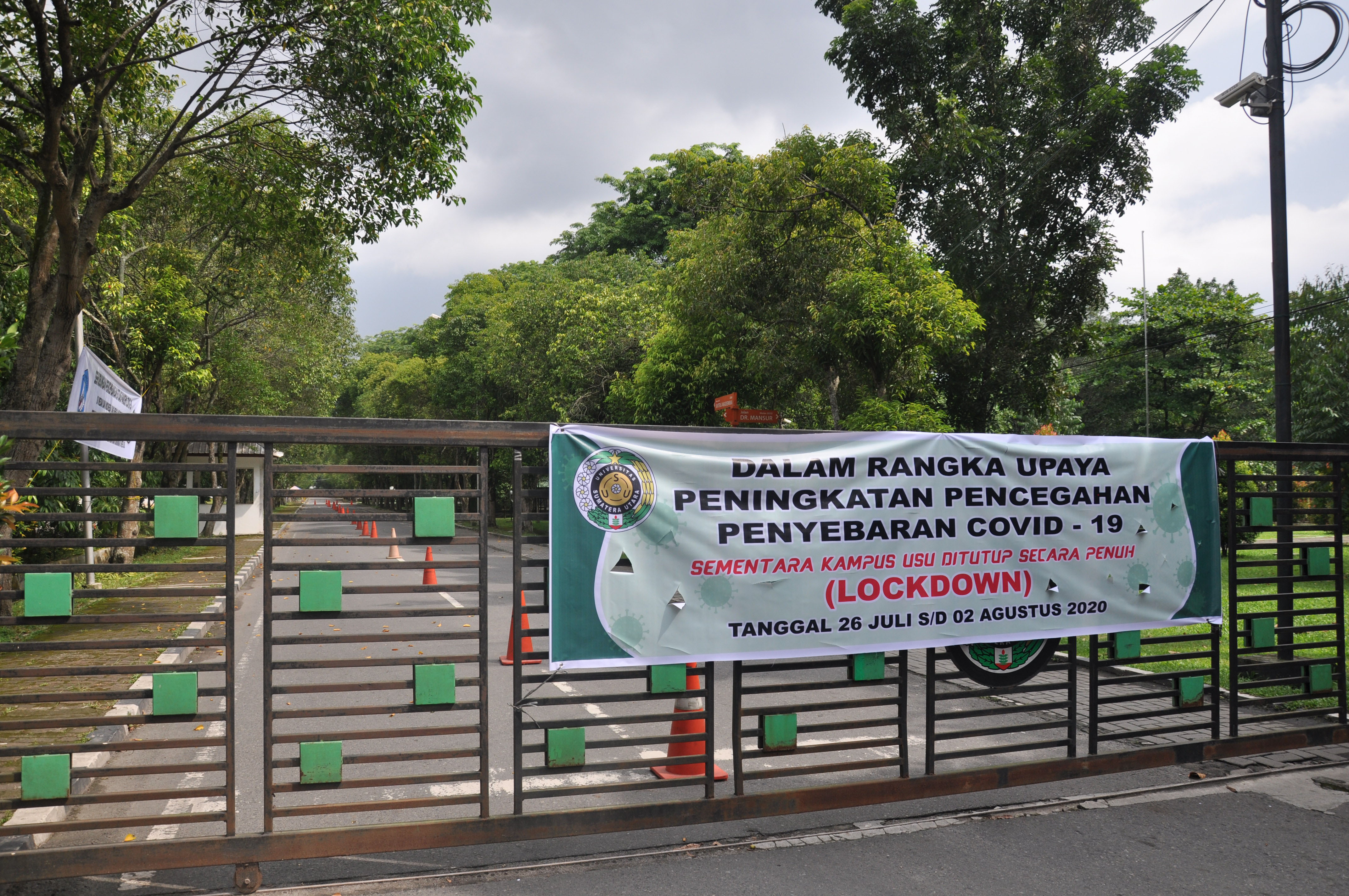 Spanduk pemberitahuan tentang penutupan kampus terpasang di pintu masuk Universitas Sumatera Utara (USU) di Medan, Sabtu (25/7/20).