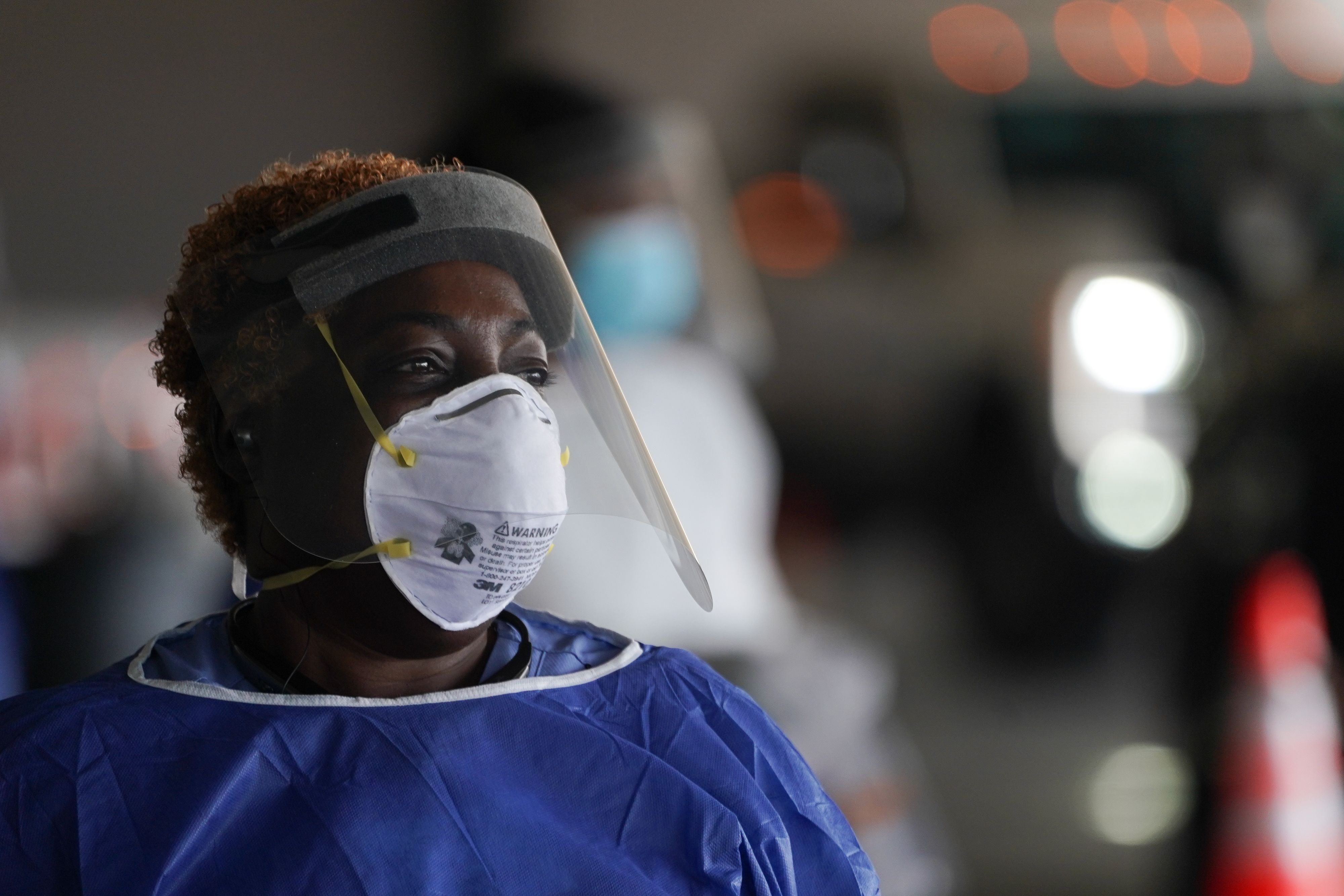 Seorang petugas mengenakan APD di tempat pengujian covid-19 di St Petersburg, Florida, Amerika Serikat.