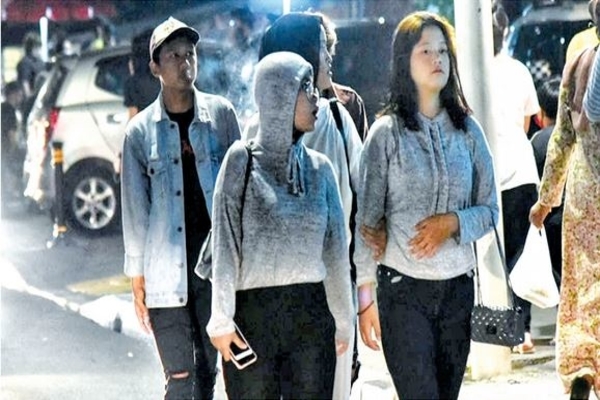 Warga berkumpul tanpa memakai masker di kawasan Blok M, Jakarta, kemarin.